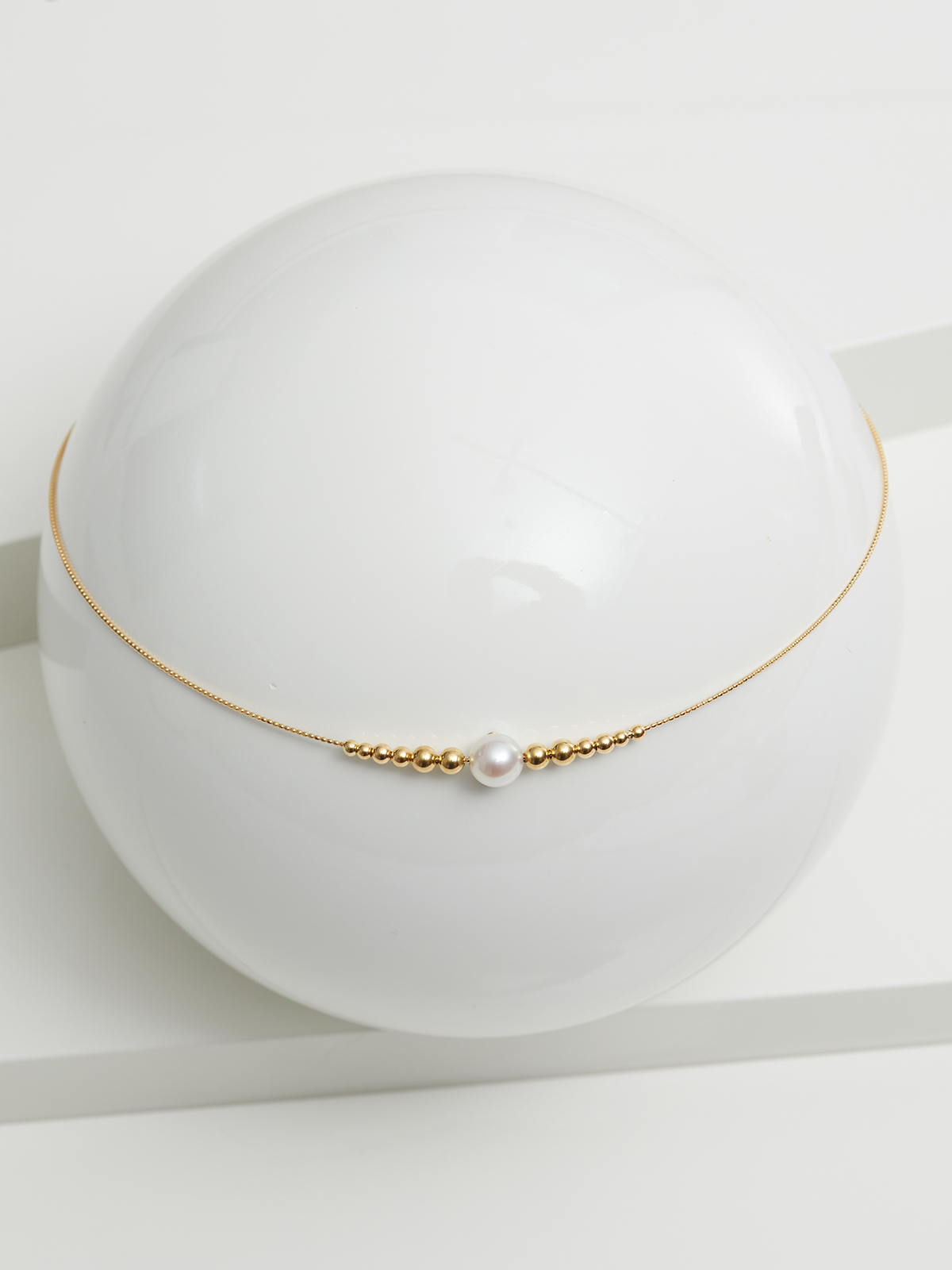 AP163-7__00659 Delicate necklace with Akoya pearl and yellow gold beads