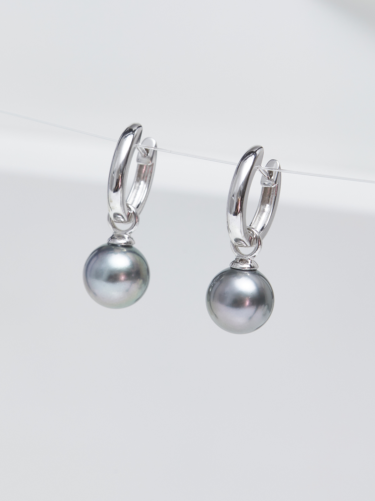 Fine gold creoles with Tahiti pearl