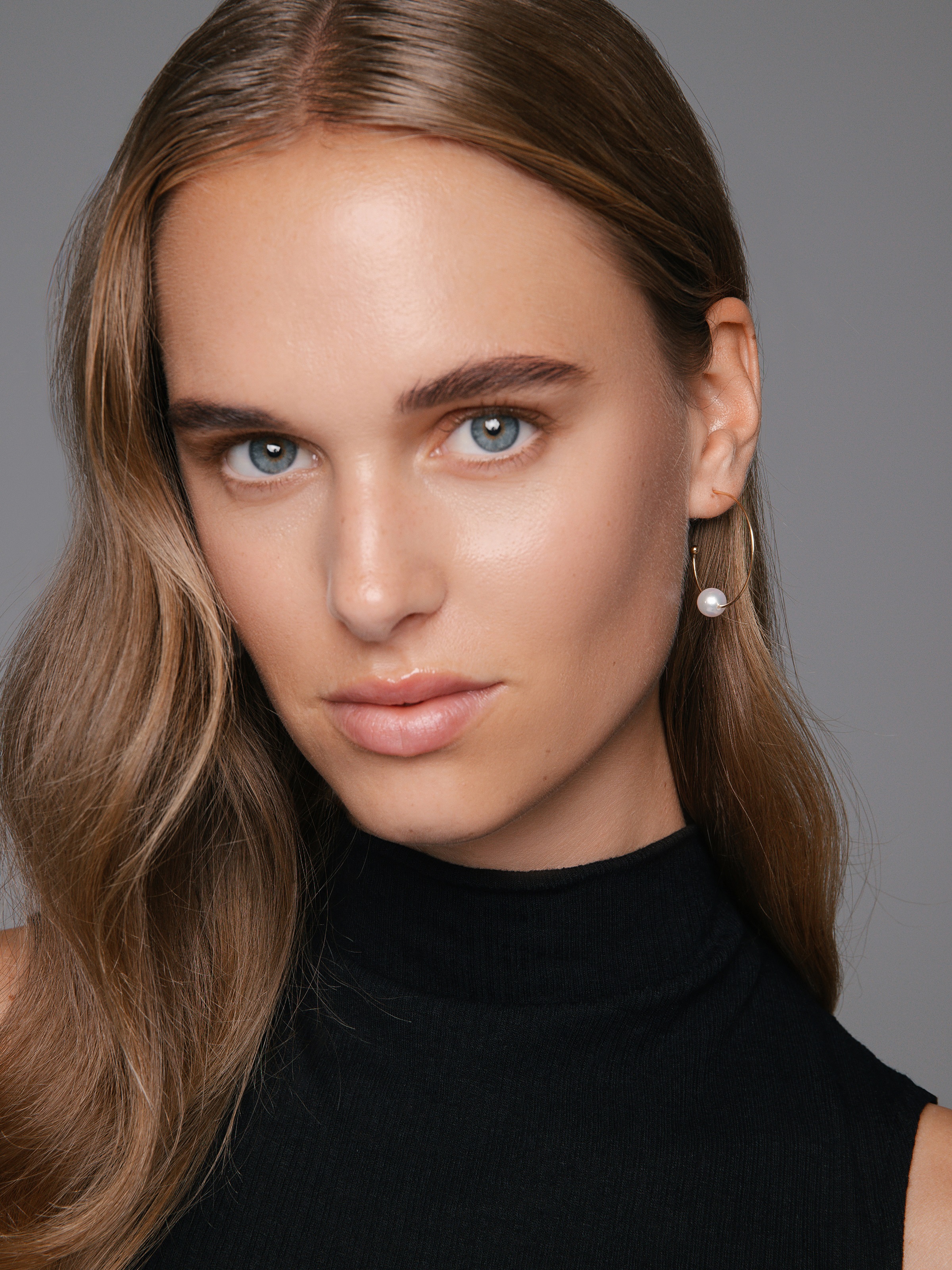Slim Akoya pearl hoop earrings in yellow gold
