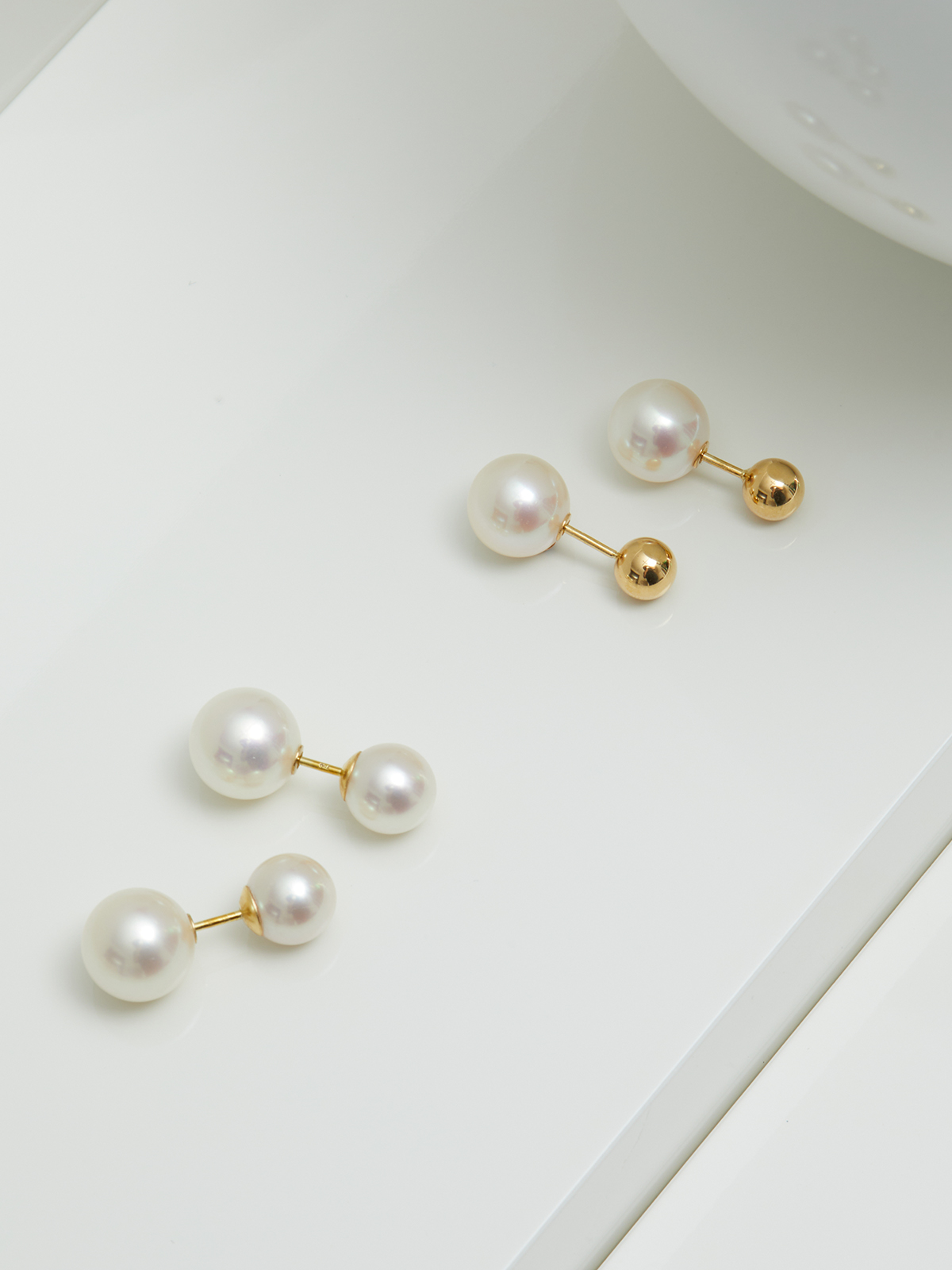 FC95-7__00324 Freshwarter pearl stud earrings with white pearls front and back