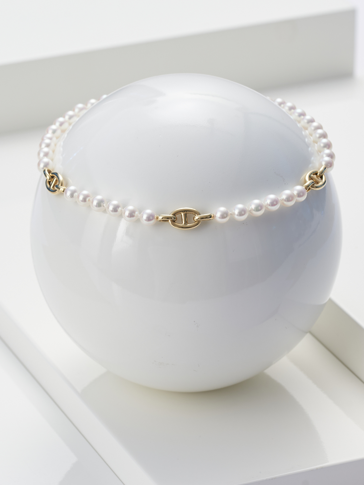 NA2__2_Still Transformable Akoya pearl necklace with slide closure and chain links yellow gold