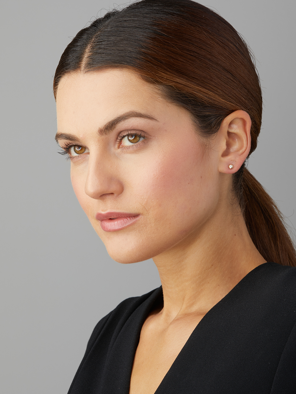 Delicate stud earrings with pearl and diamond