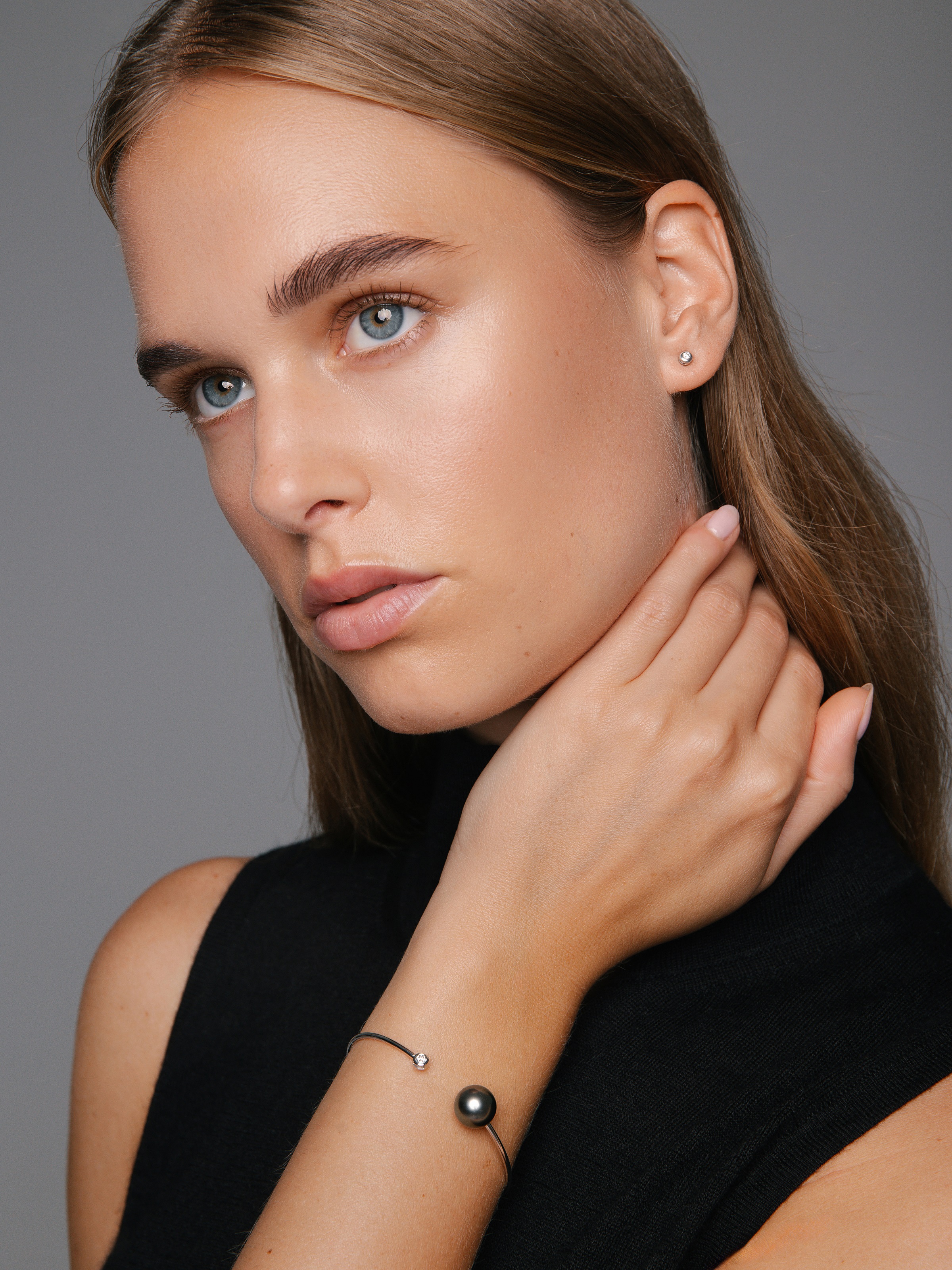 Tahiti pearl earrings with hidden clasp and diamonds