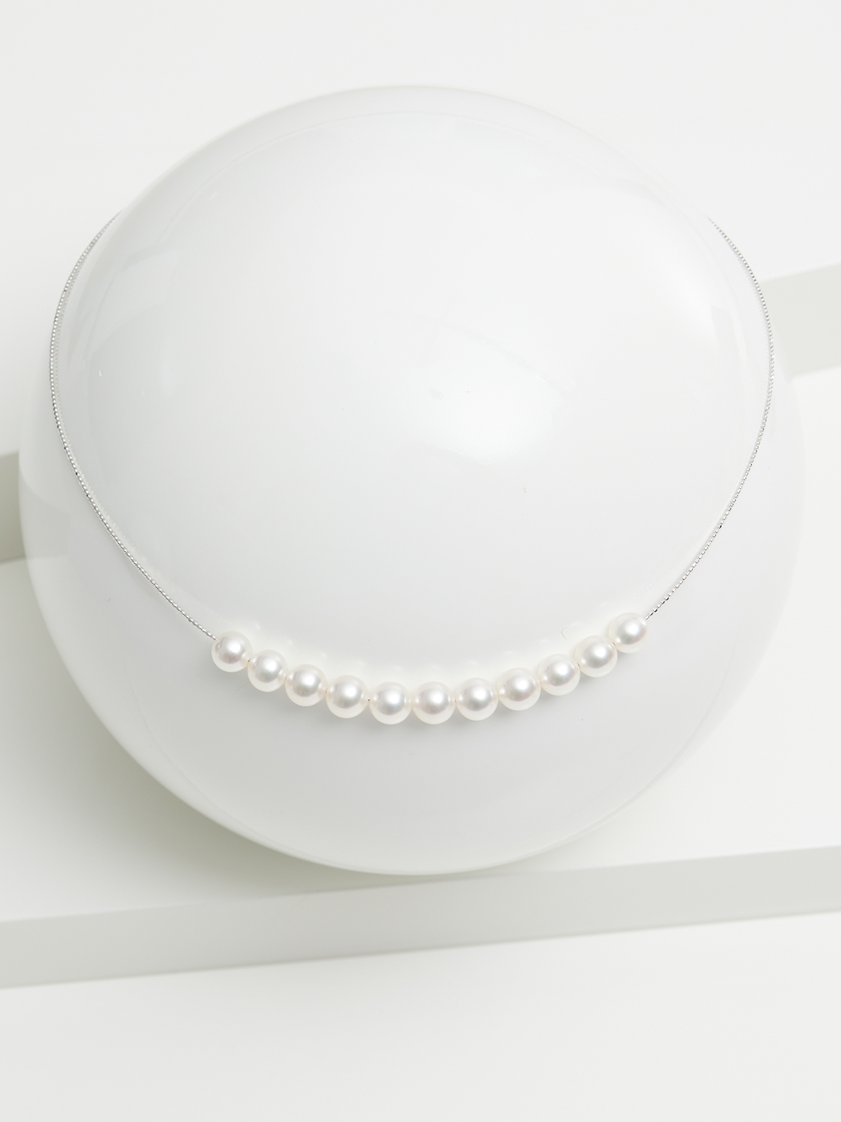 AP80-7__00656 Pearl choker in white gold