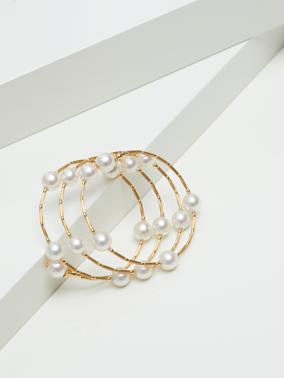AP66-7__00135 Luxuriöses Wickelarmband in Gelbgold mit Akoyaperlen