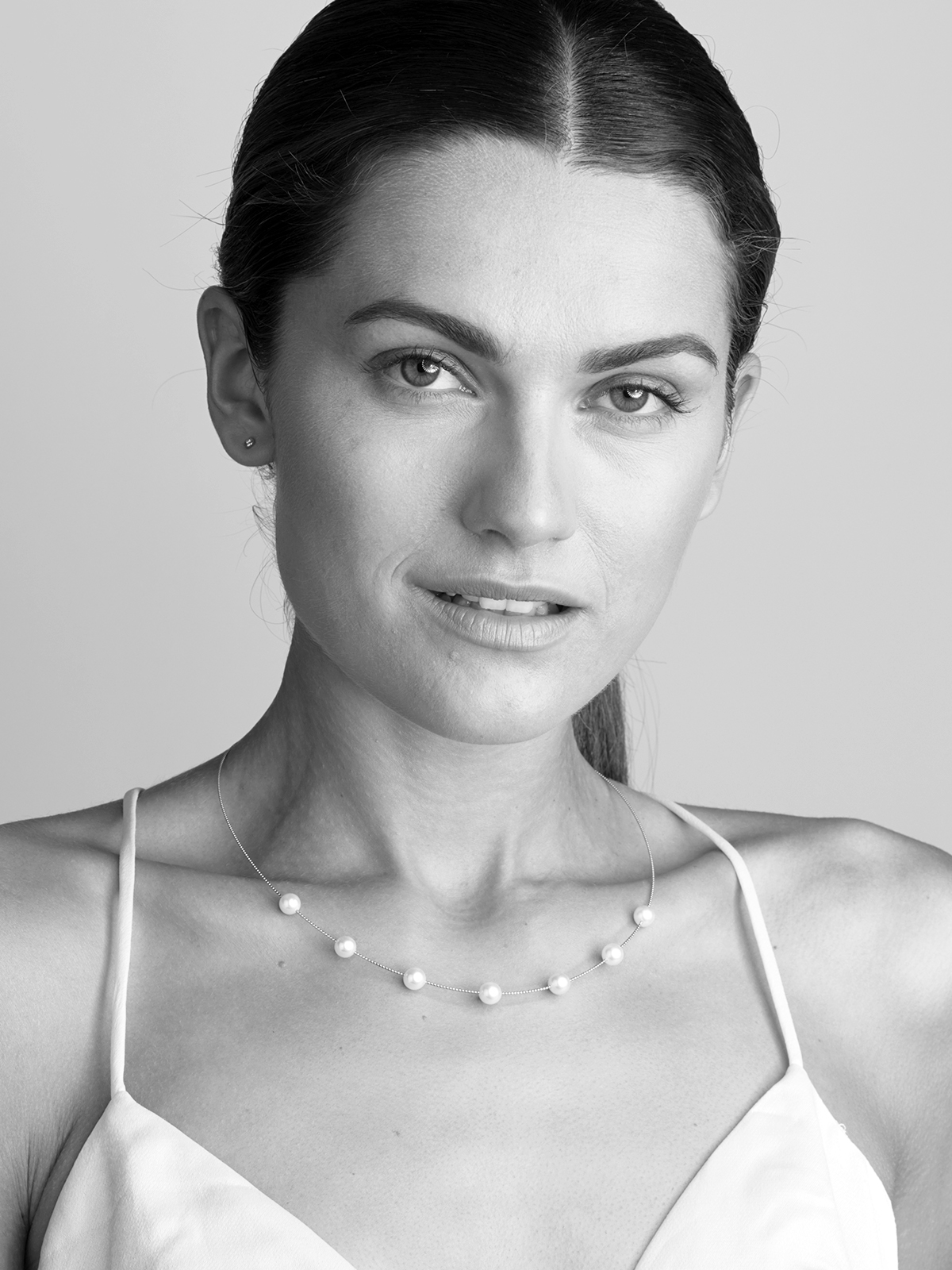 Slim white gold choker with Akoya pearls