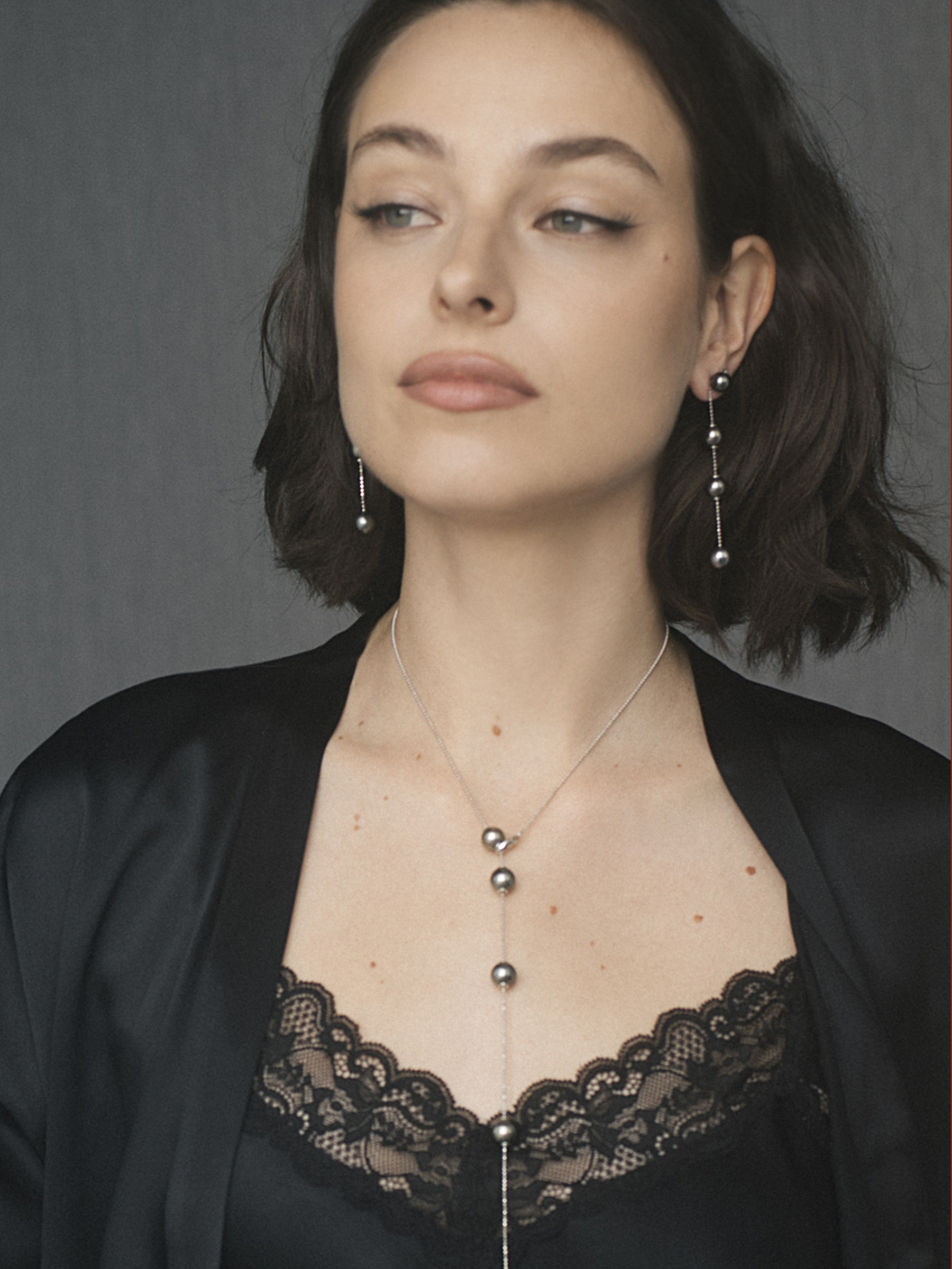 Delicate pearl earrings in white gold with Tahiti pearls