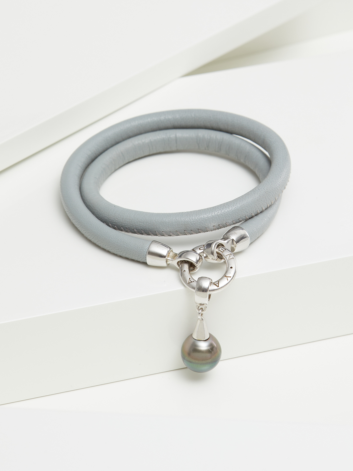 UN183-grey__00684 Versatile leather bracelet in grey with Tahiti pearl pendant