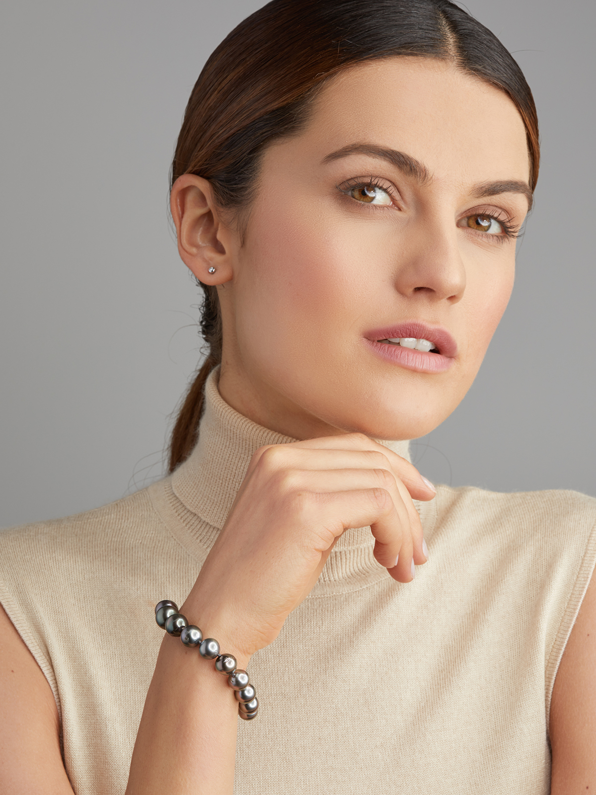 Klassisch gefädeltes Perlenarmband mit dunklen Tahitiperlen