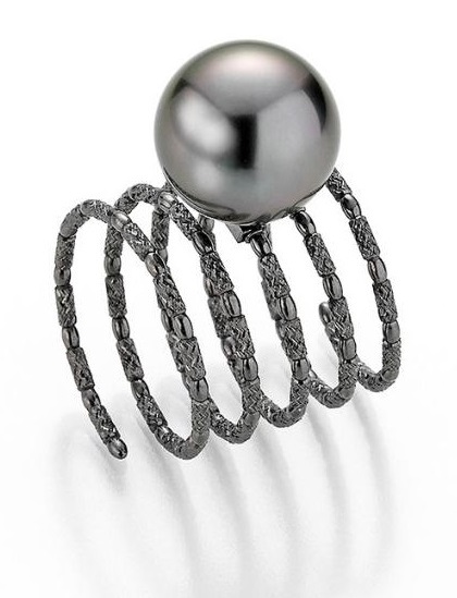 Wrap ring in black gold with dark Tahiti pearl