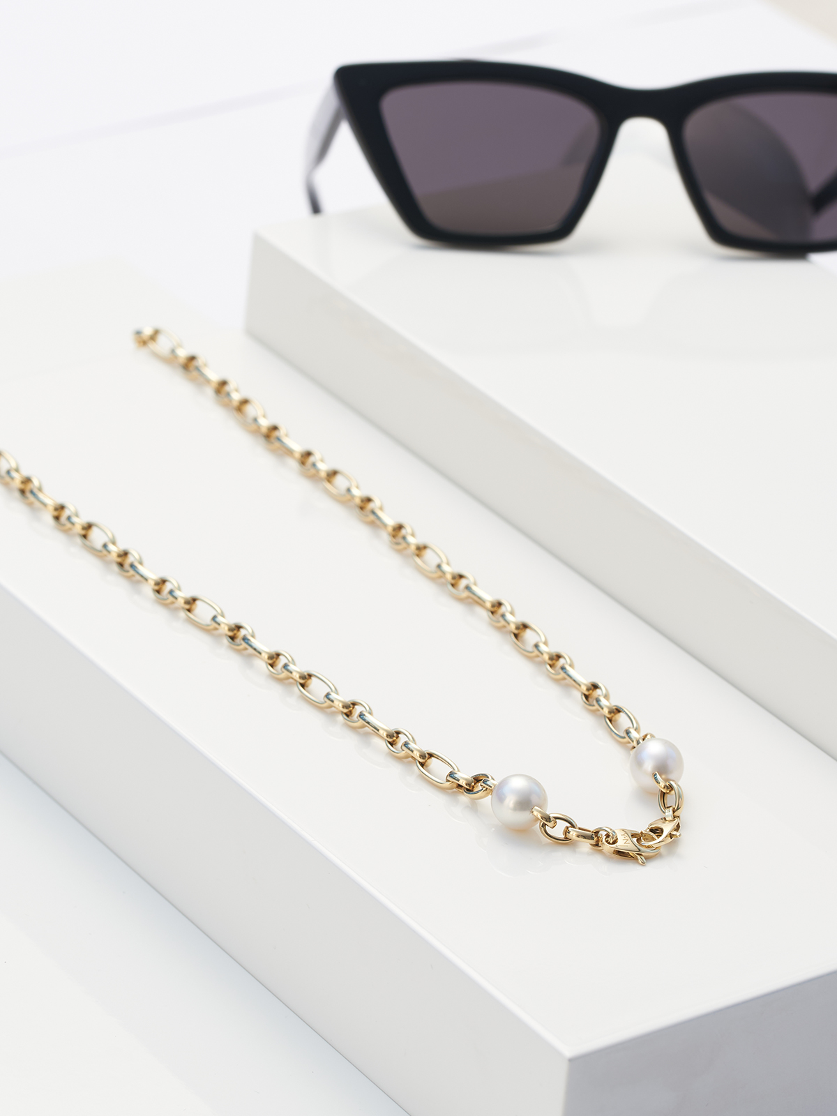 Versatile eyewear chain in yellow gold with South Sea pearls