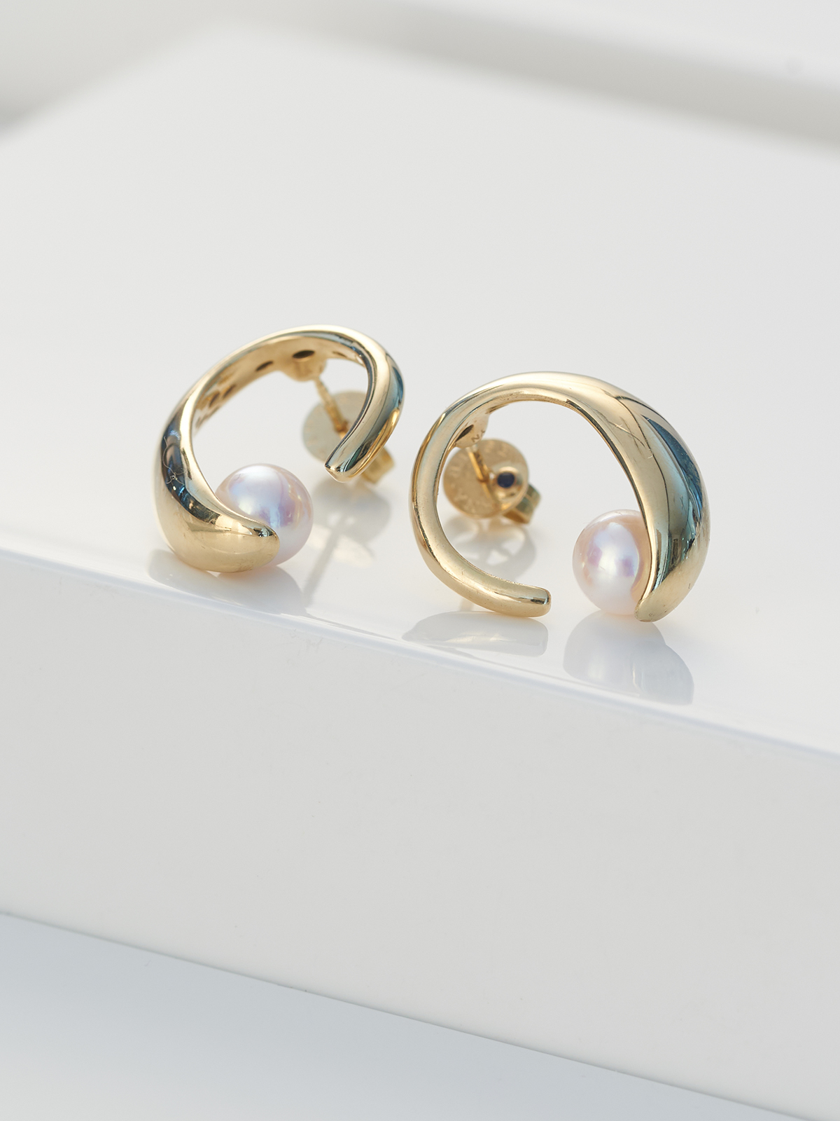 Yellow gold earstuds with Akoya pearls