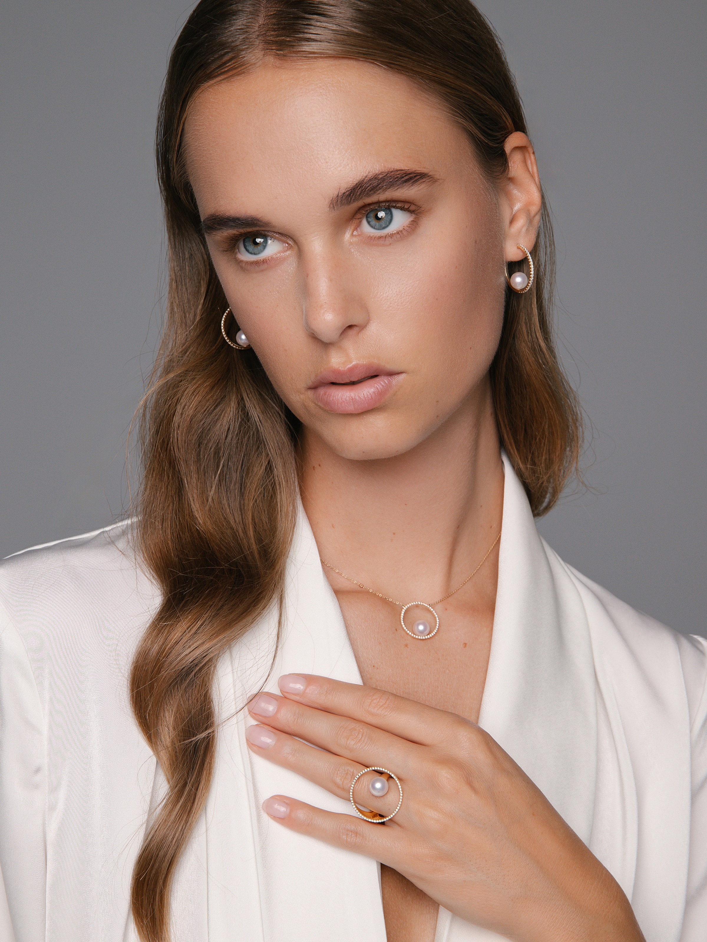 Skulptureller Ring mit Diamanten und Akoyaperle