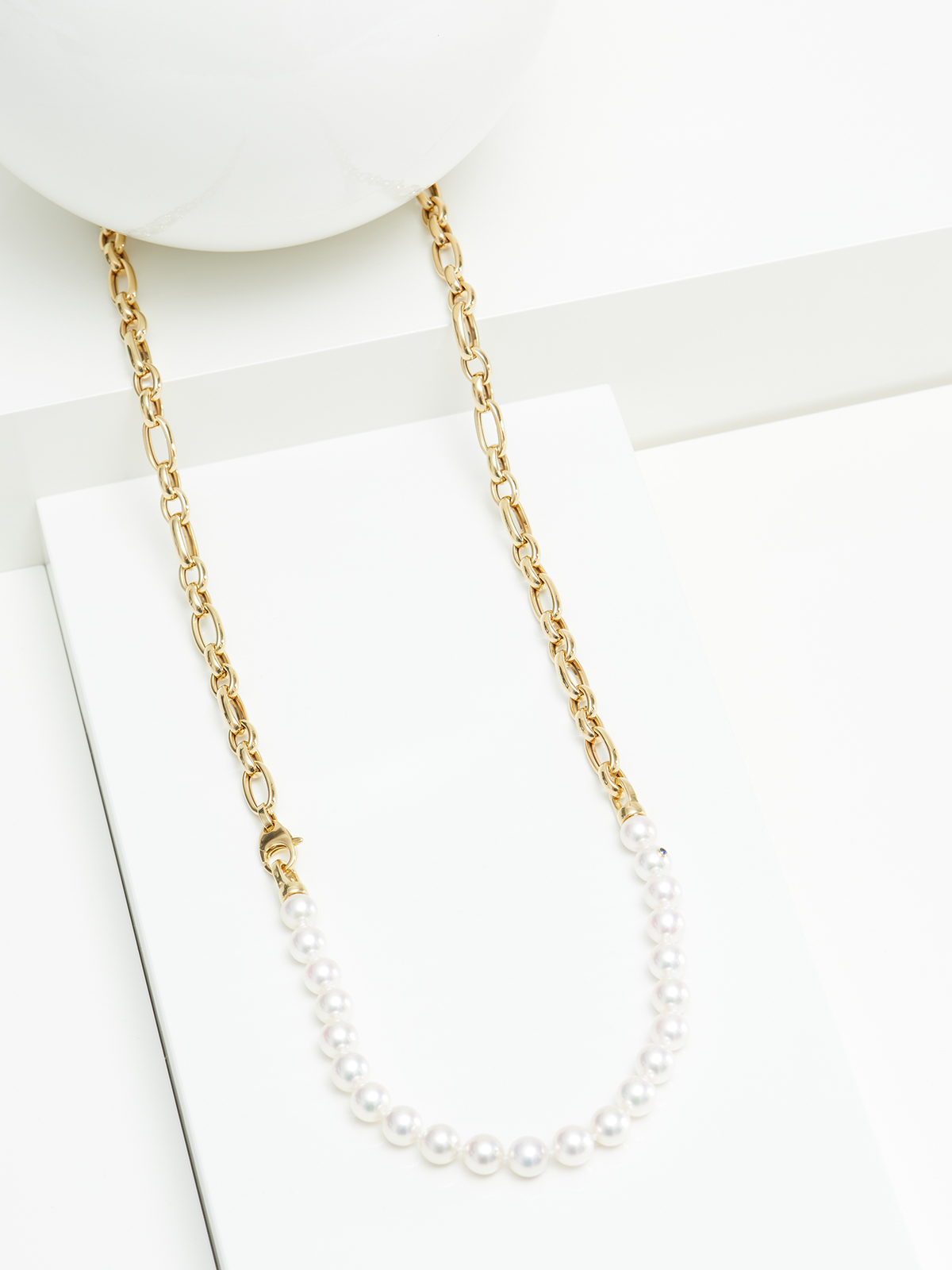 Yellow gold necklace with Akoya pearls