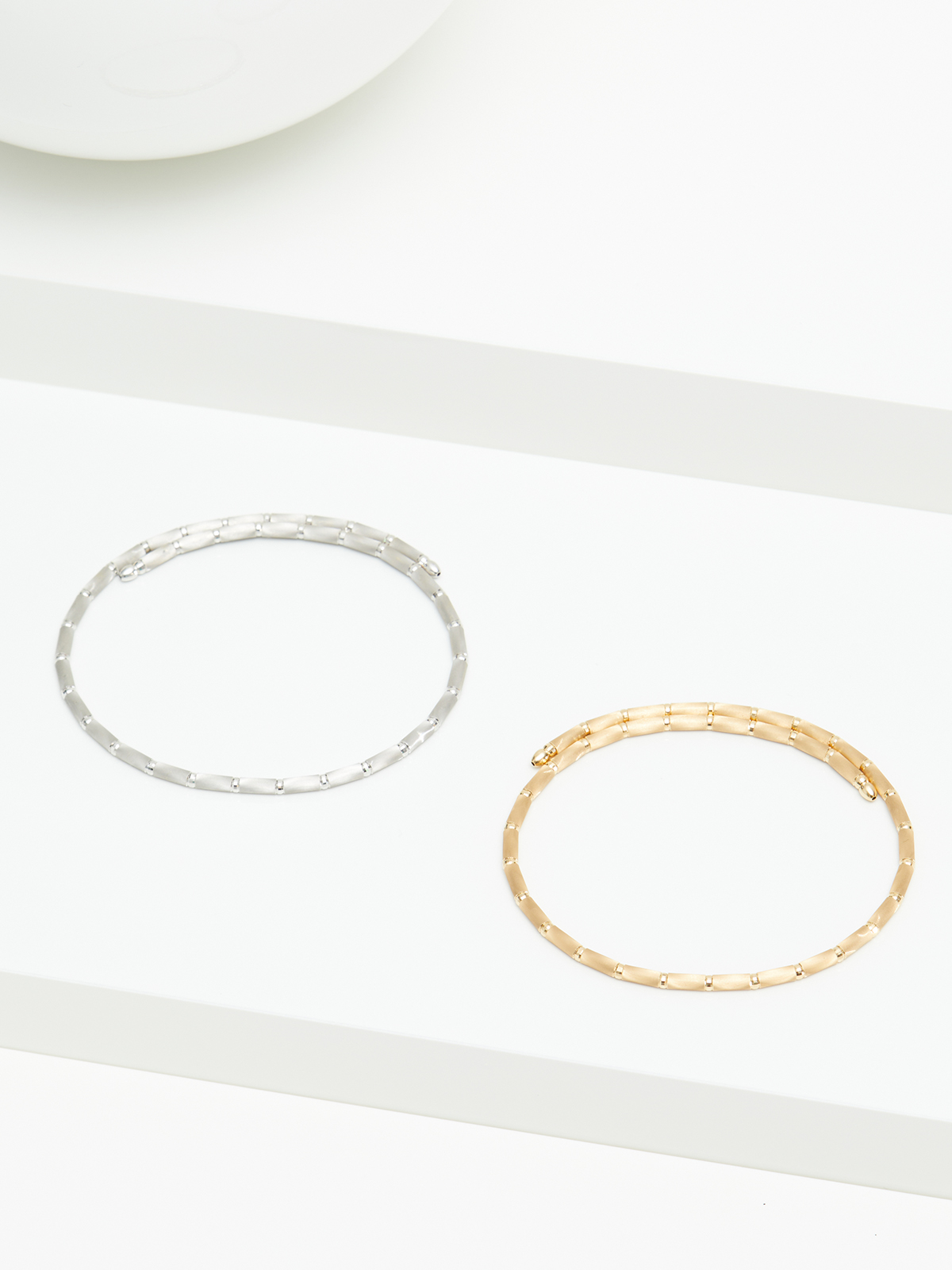 Fine yellow gold bracelet with magnetic closure