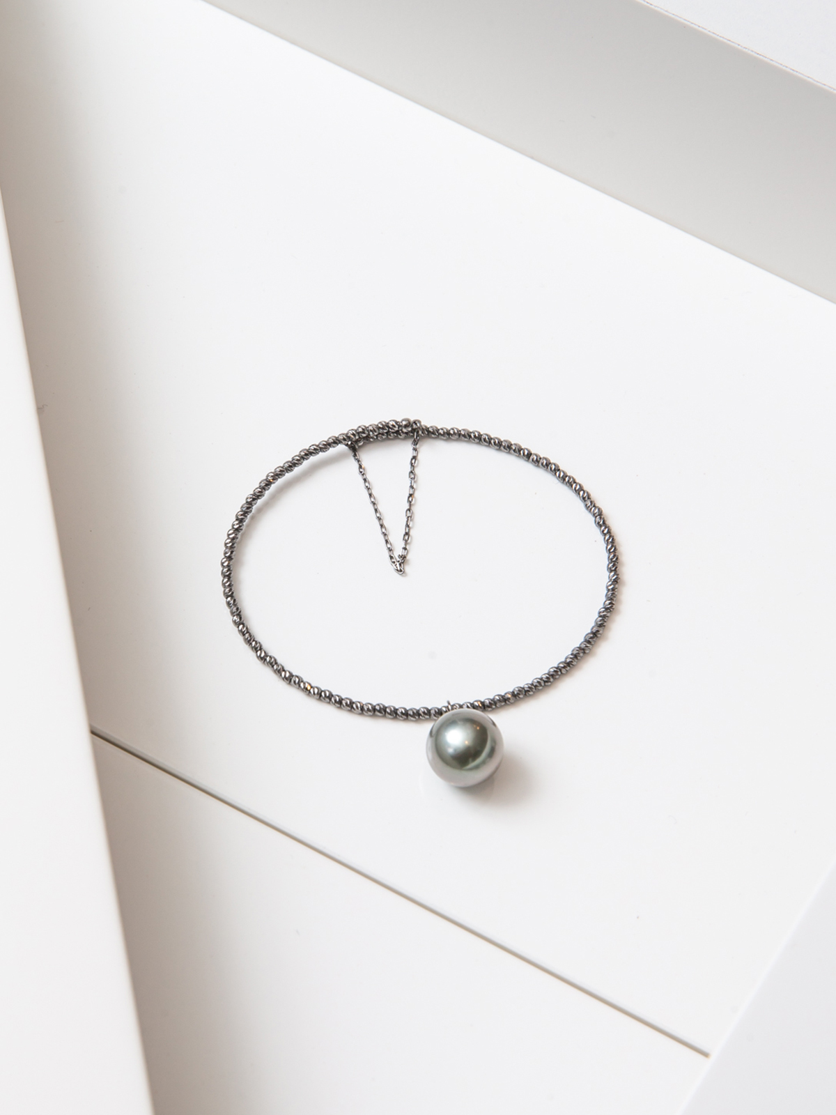 Beautiful bangle with single pendant pearl and fine white gold chain