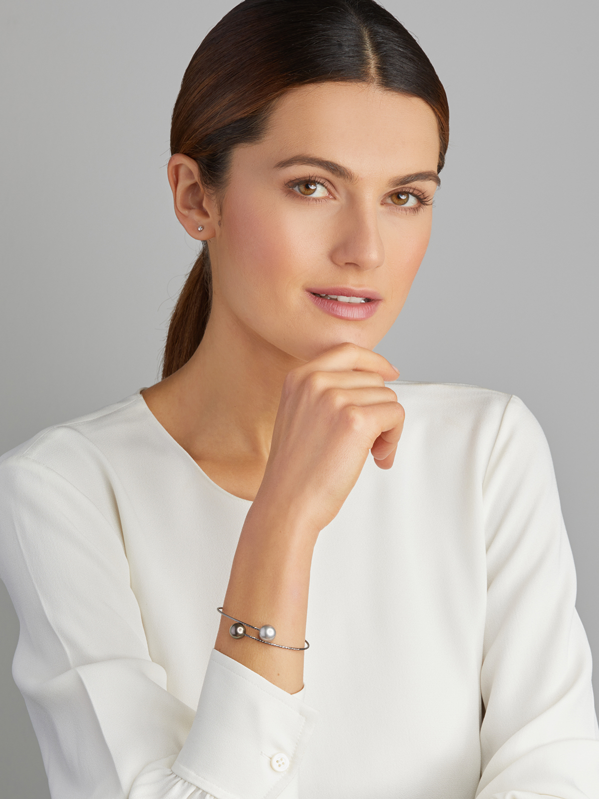 UN158-7_18458 Delicate pearl bangle in black gold with Tahiti pearls