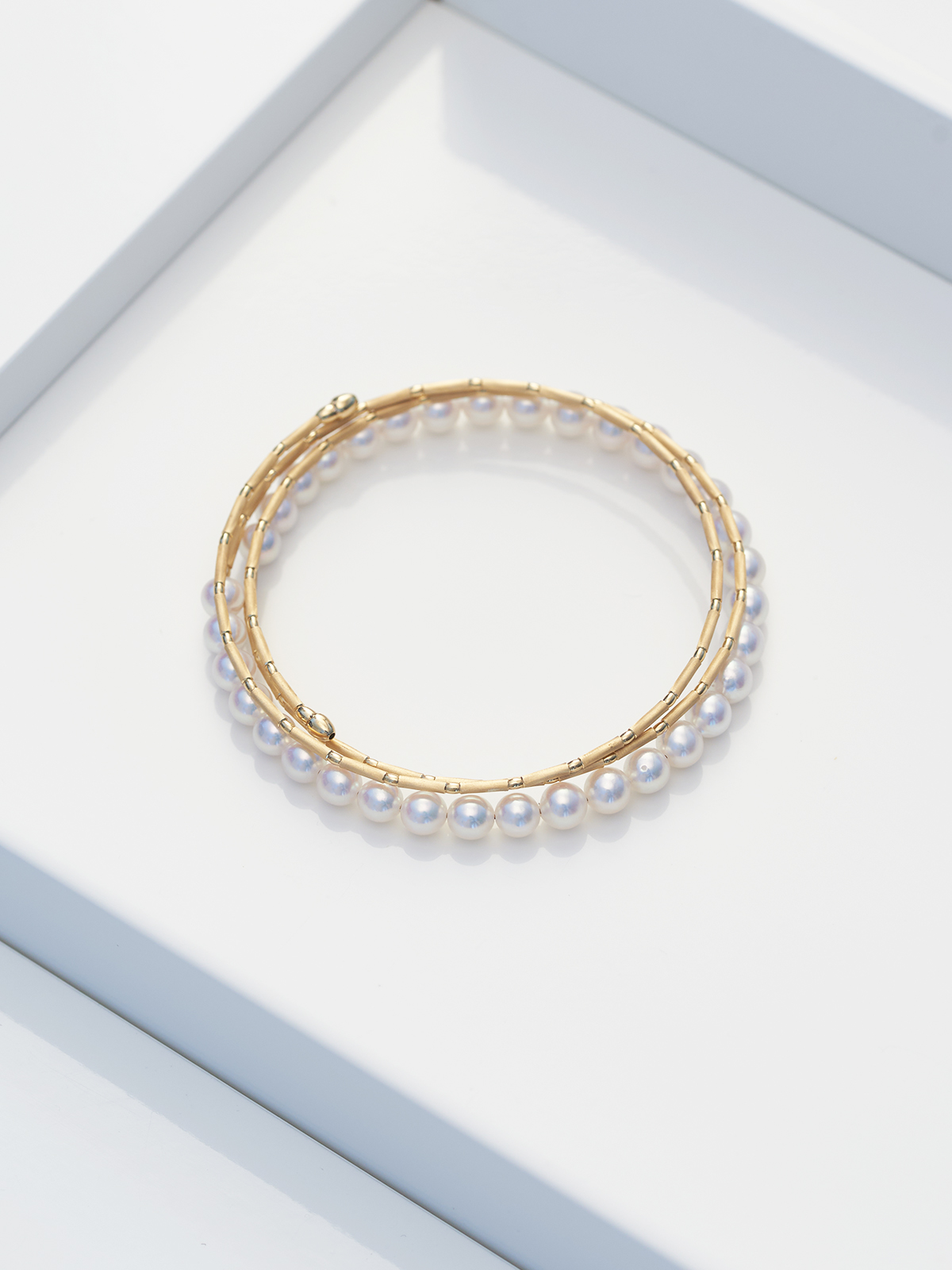 Zartes Wickelarmband in Gelbgold mit Akoyaperlen