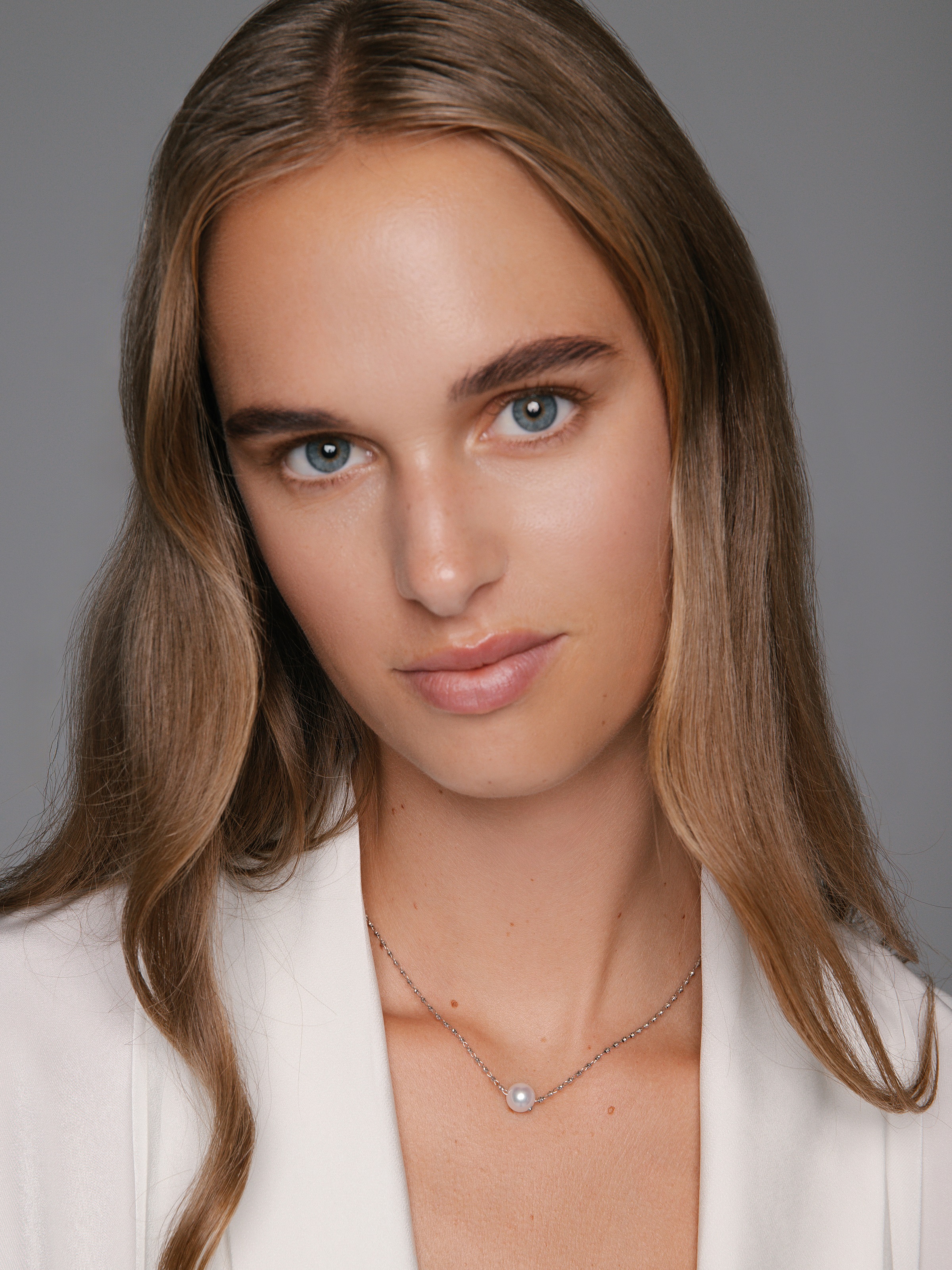 Striking white gold necklace with Akoya pearl