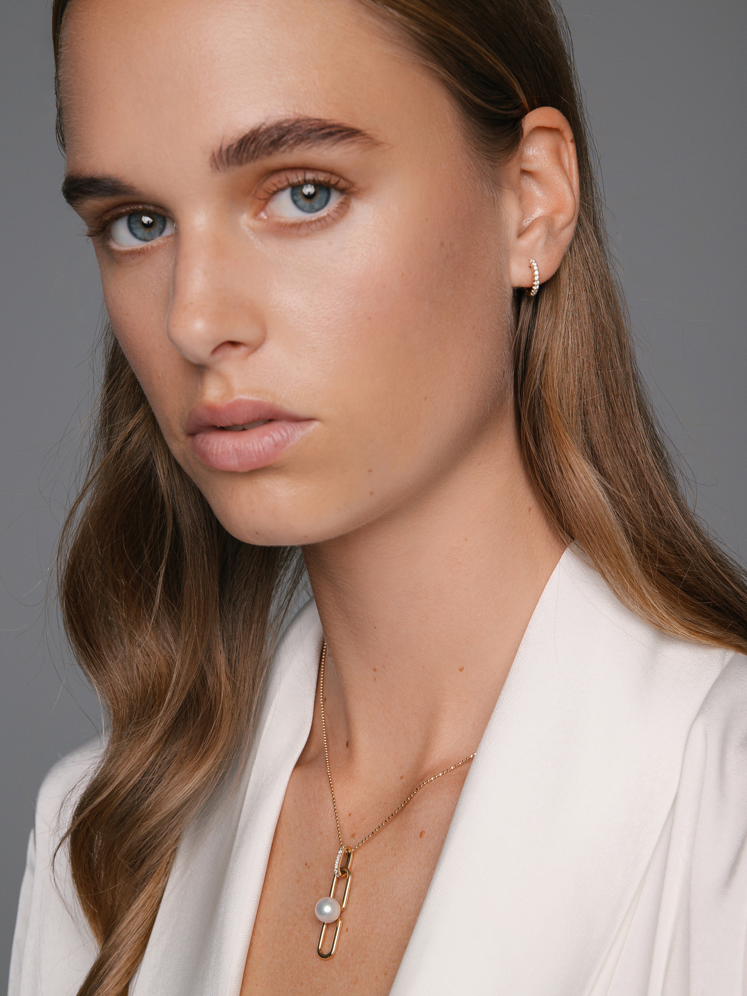 Gold necklace with diamonds and pearl pendant