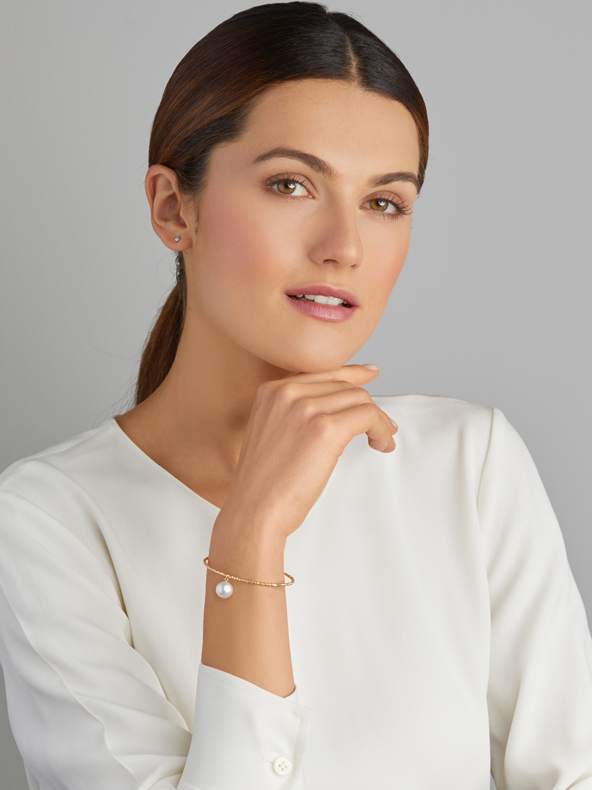 Eleganter Armreif mit einzelner Perle und Goldkettchen