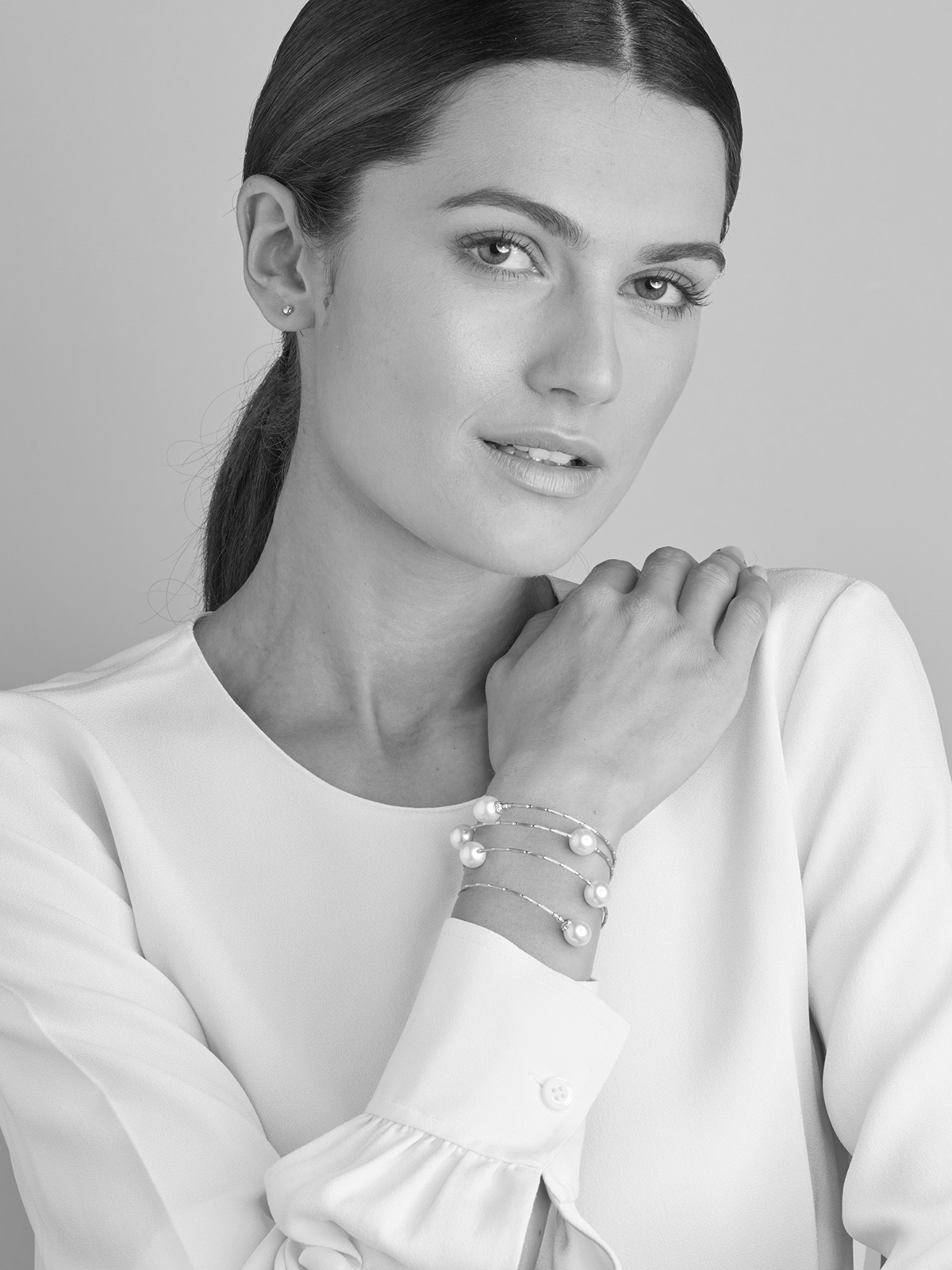 Luxurious wrap bracelet in white gold with South Sea pearls