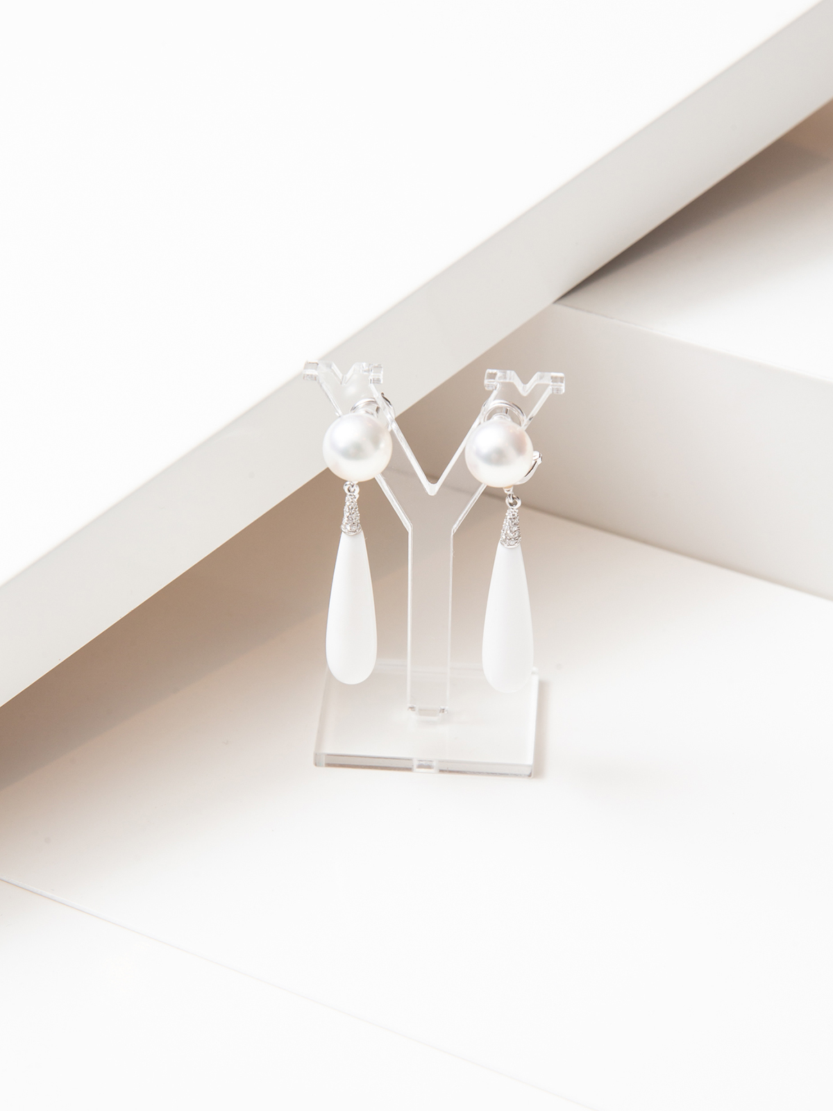 Earrings with white agate, diamonds and South Sea pearls