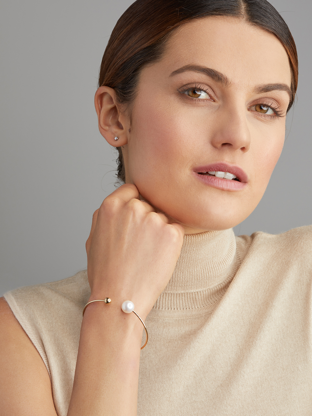 FC113-7_18831 Open designed bangle with Freshwater pearl