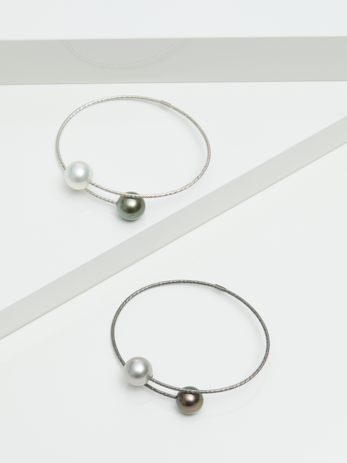 Delicate pearl bangle in white gold with South Sea  and Tahiti pearl