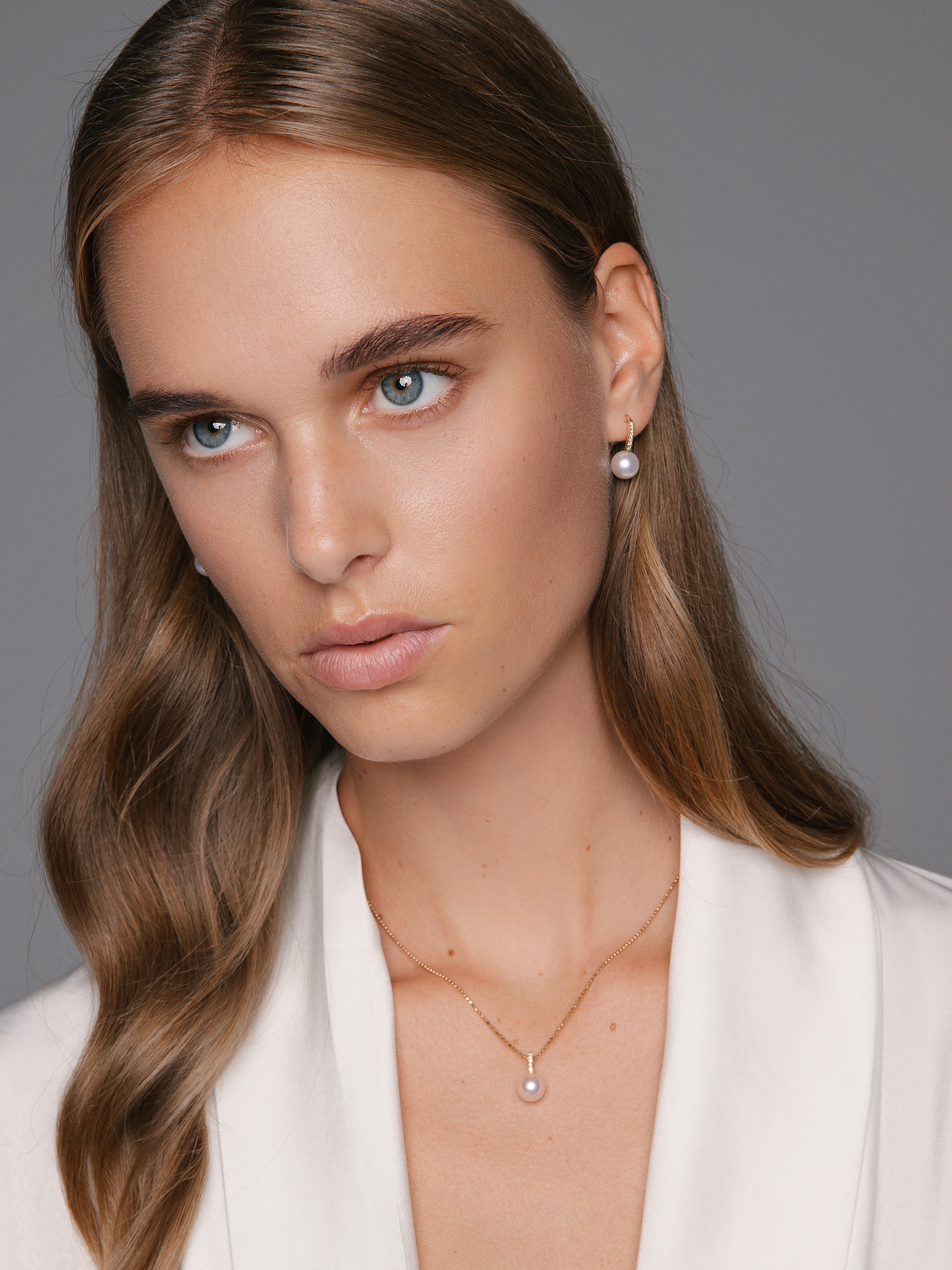 Elegante Goldkette mit brillantbesetztem Perlenanhänger
