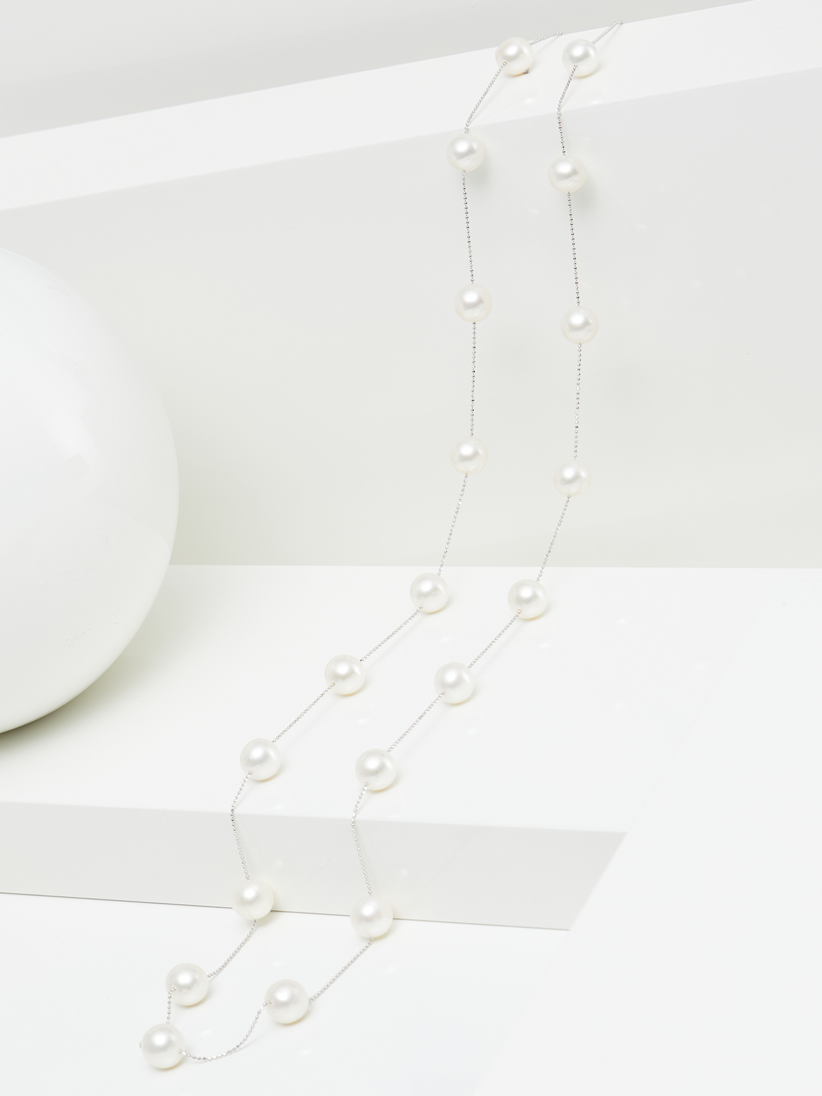 FC27-7__00387 Zarte Weißgoldkette mit weißen Süßwasserperlen