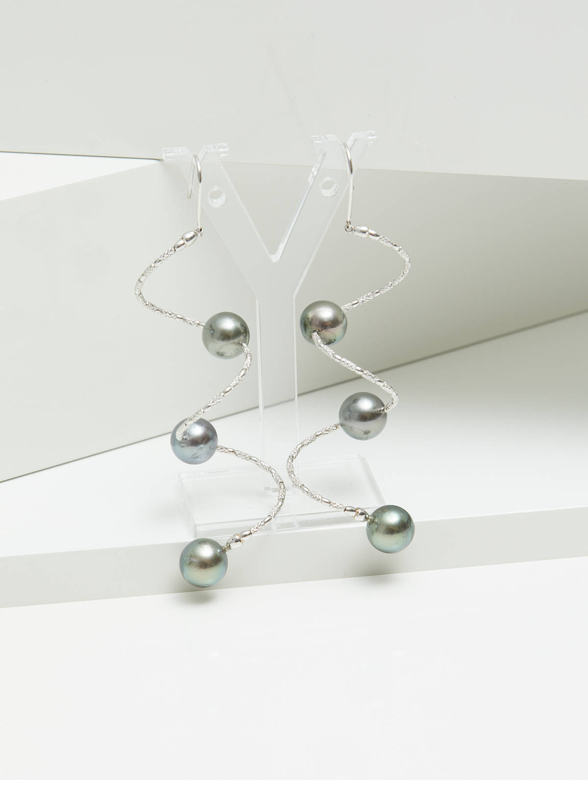 Elegant earrings with dark Tahiti pearls in white gold