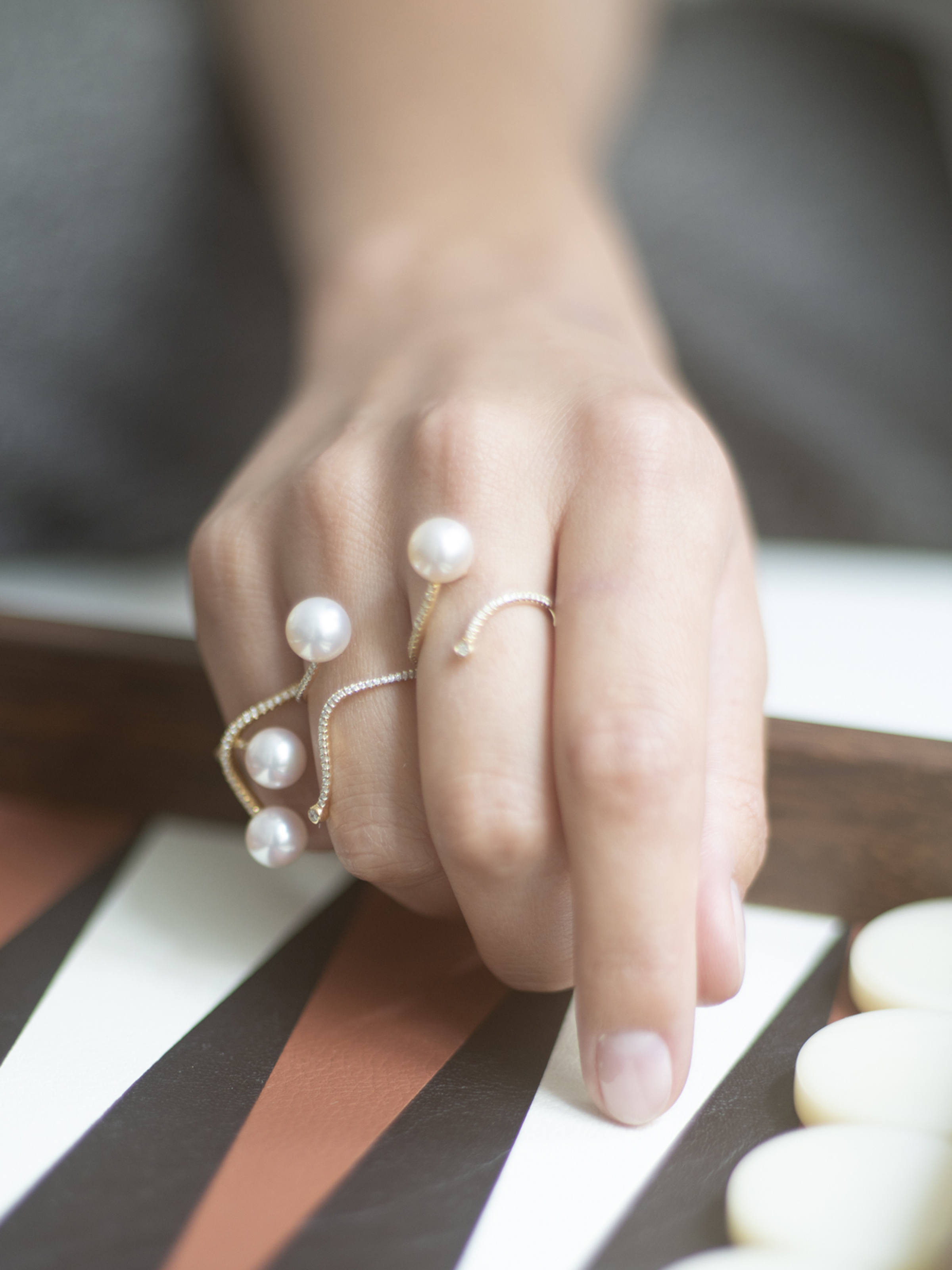 Geschlungener Goldring mit Akoyaperle und Brillanten