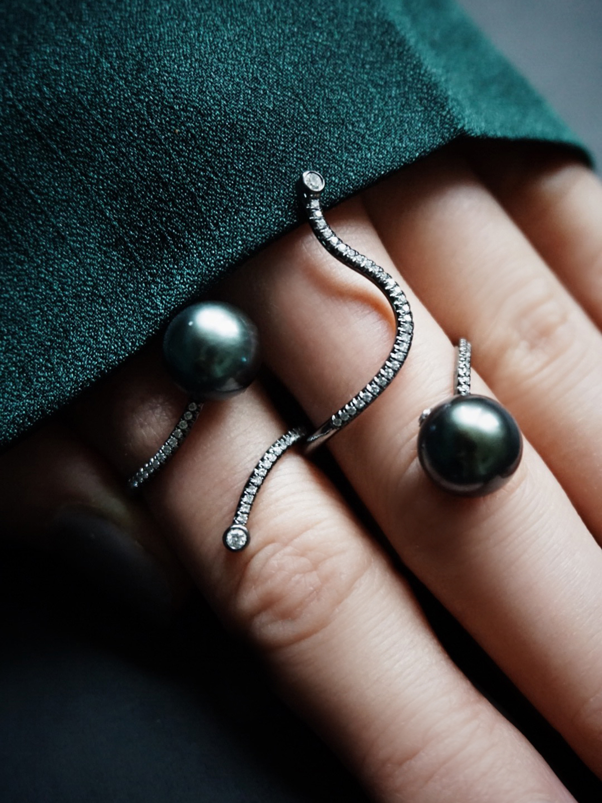 Offener Goldring mit Tahitiperle und Brillanten