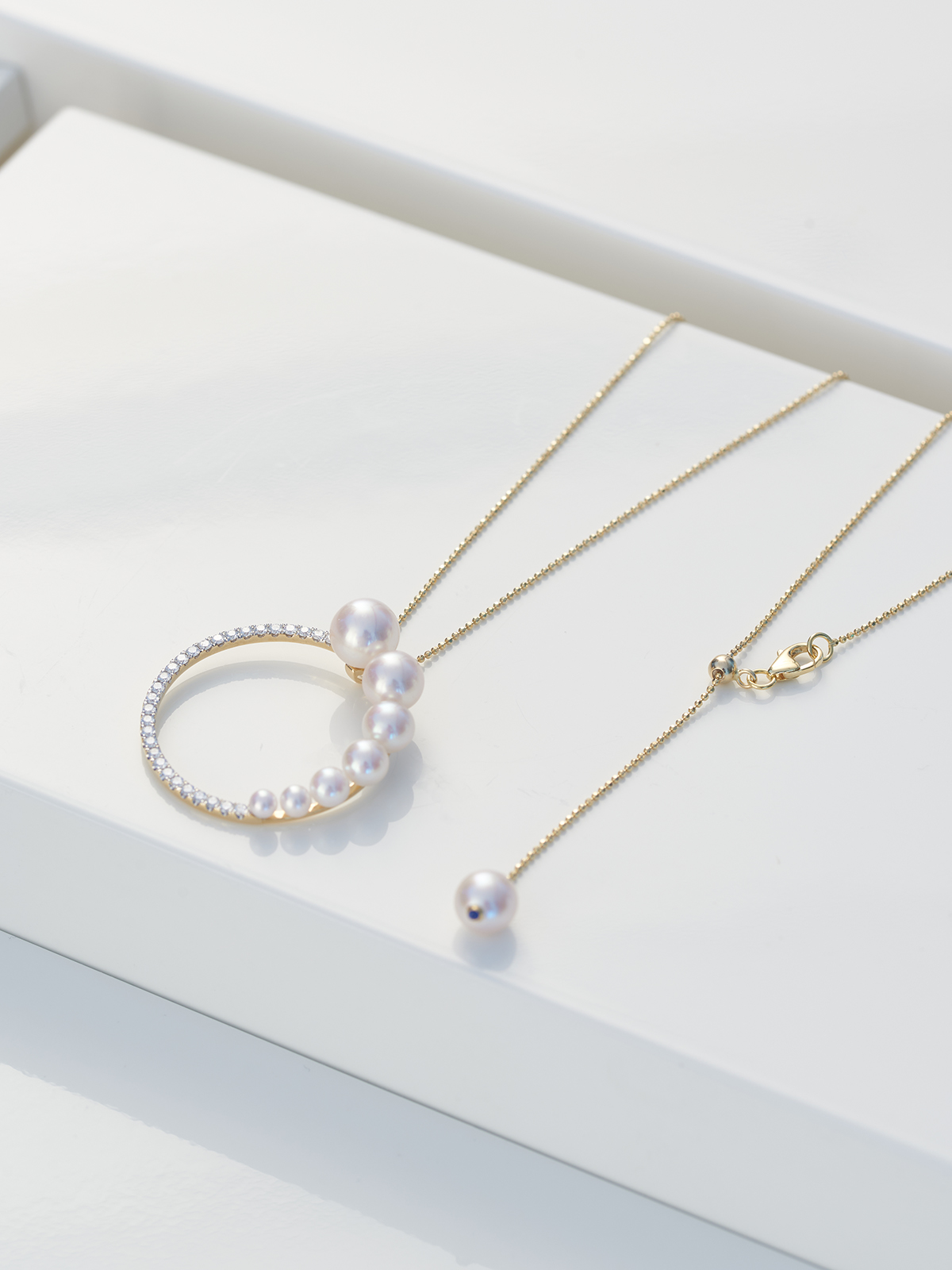 Fascinating gold necklace with diamonds and pearl pendant