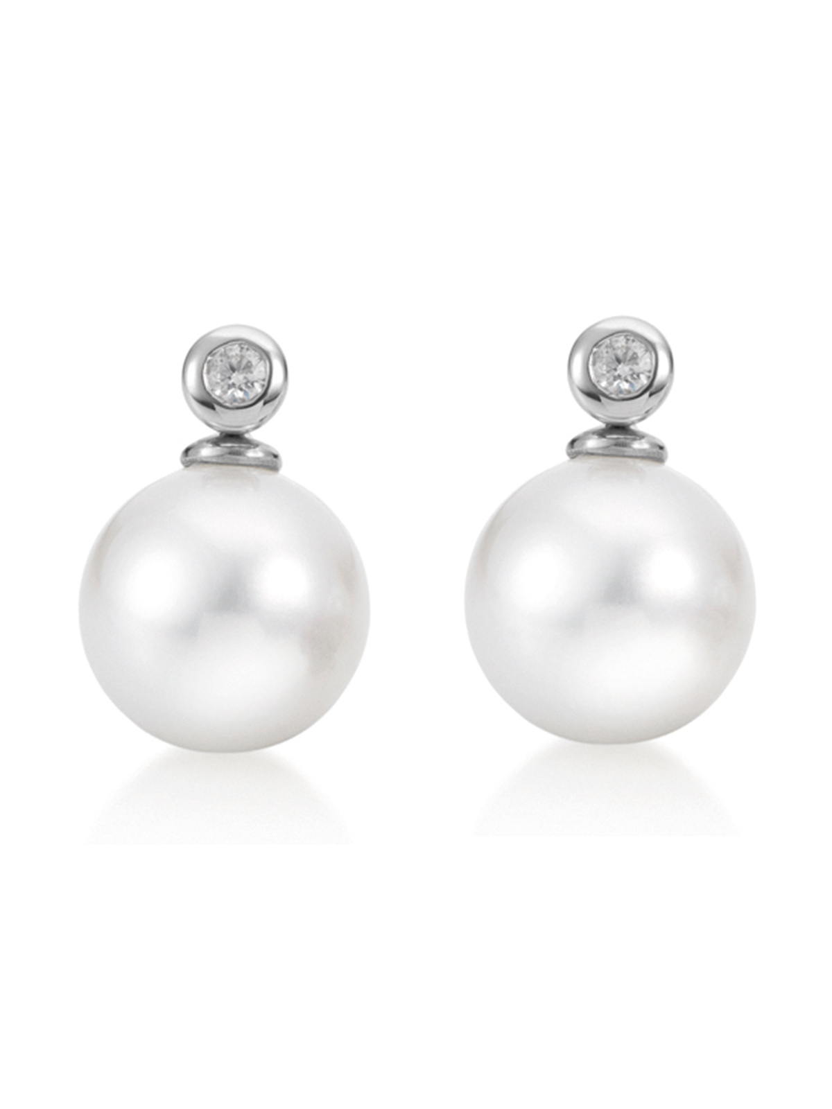 Delicate stud earrings with pearl and diamond