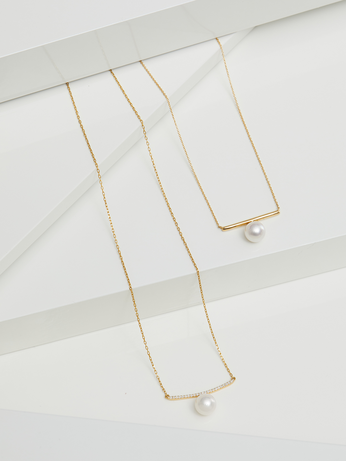 Delicate pearl pendant necklace with diamonds