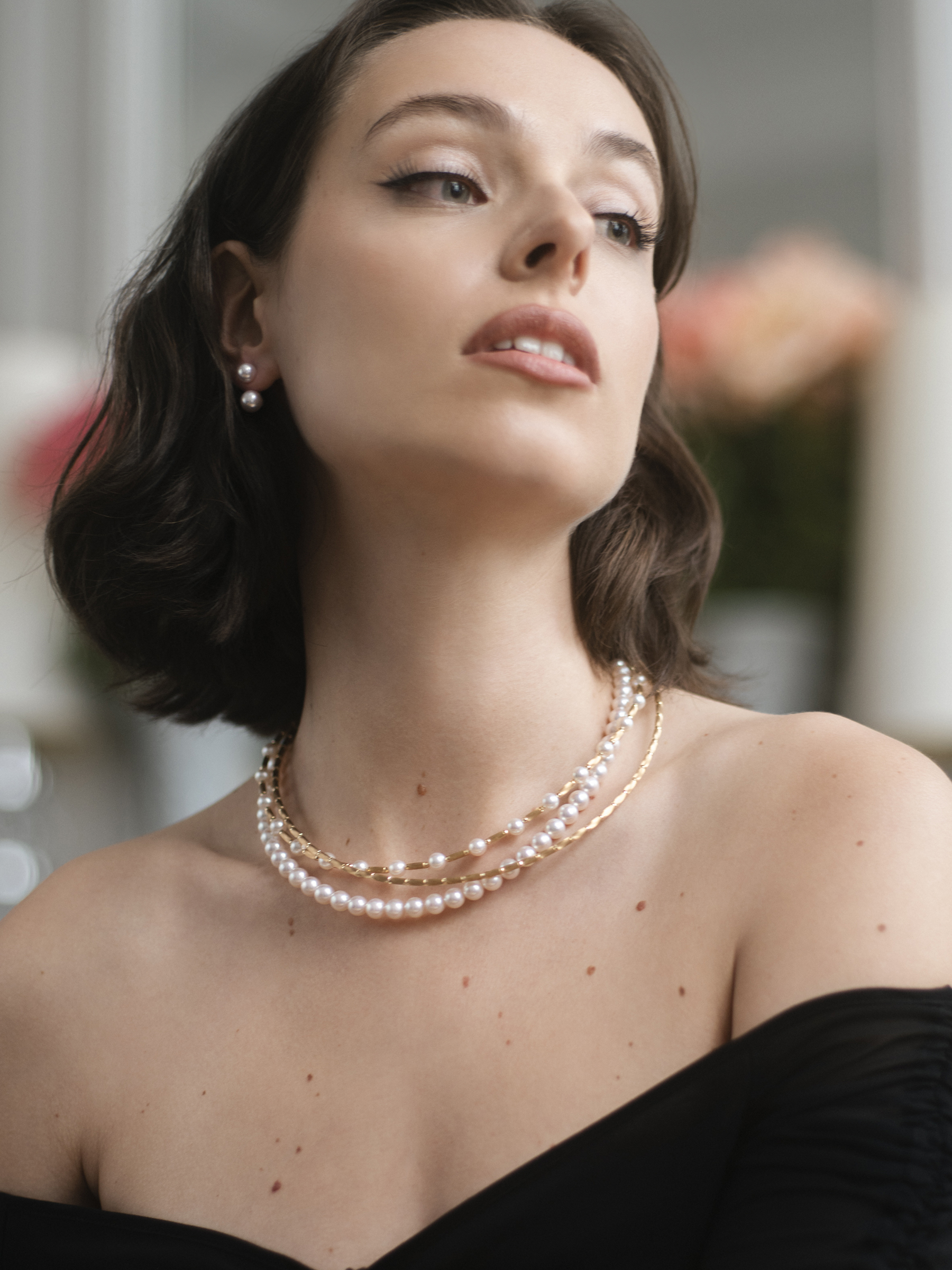 Pearl necklace with magnetic closure