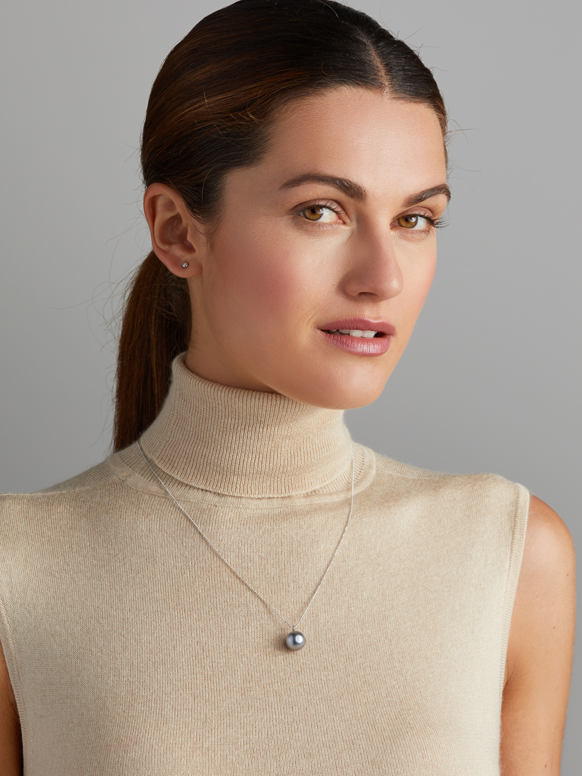Long pearl necklace with large grey Tahiti pearl pendant