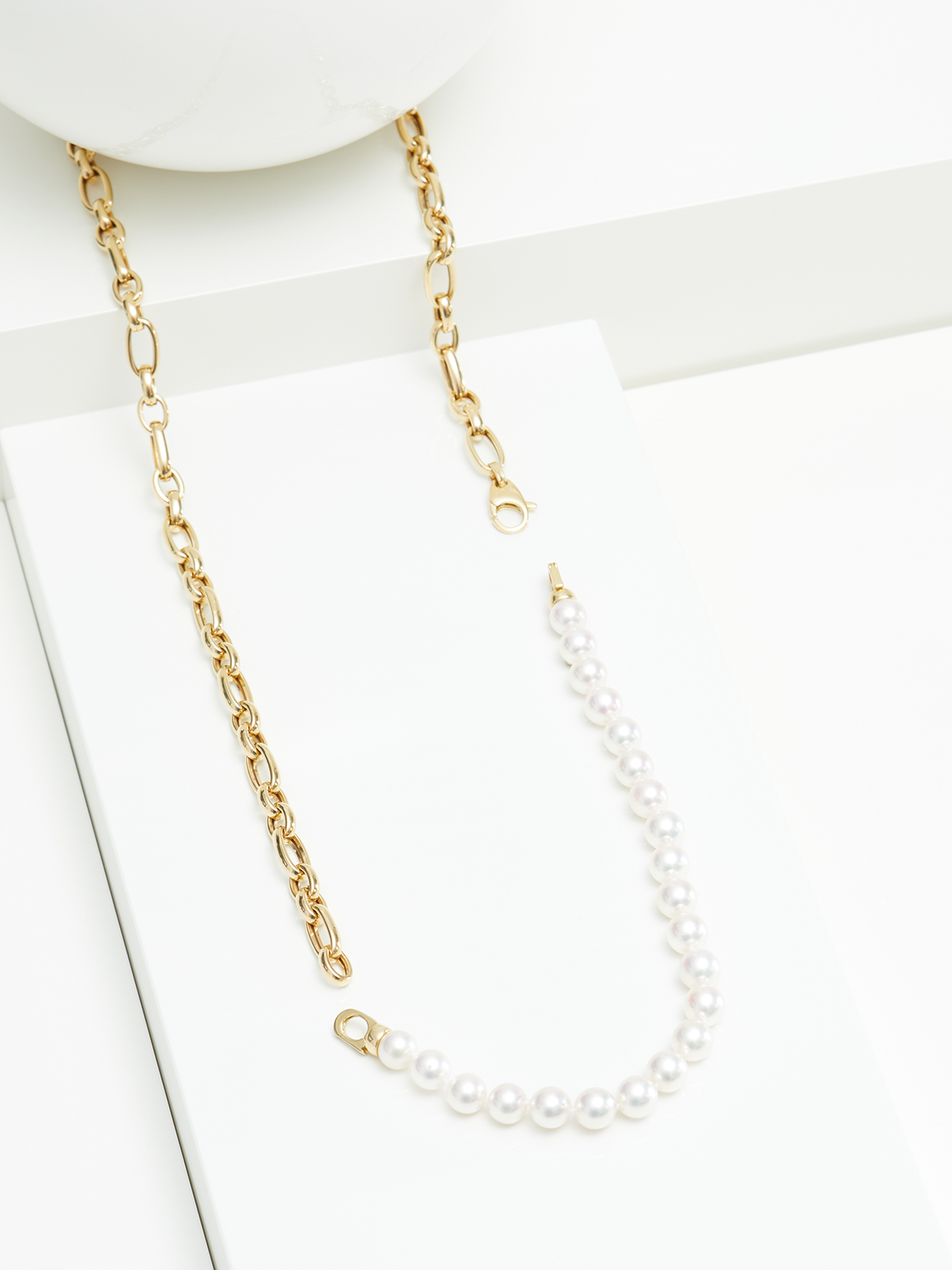 Yellow gold necklace with Akoya pearls