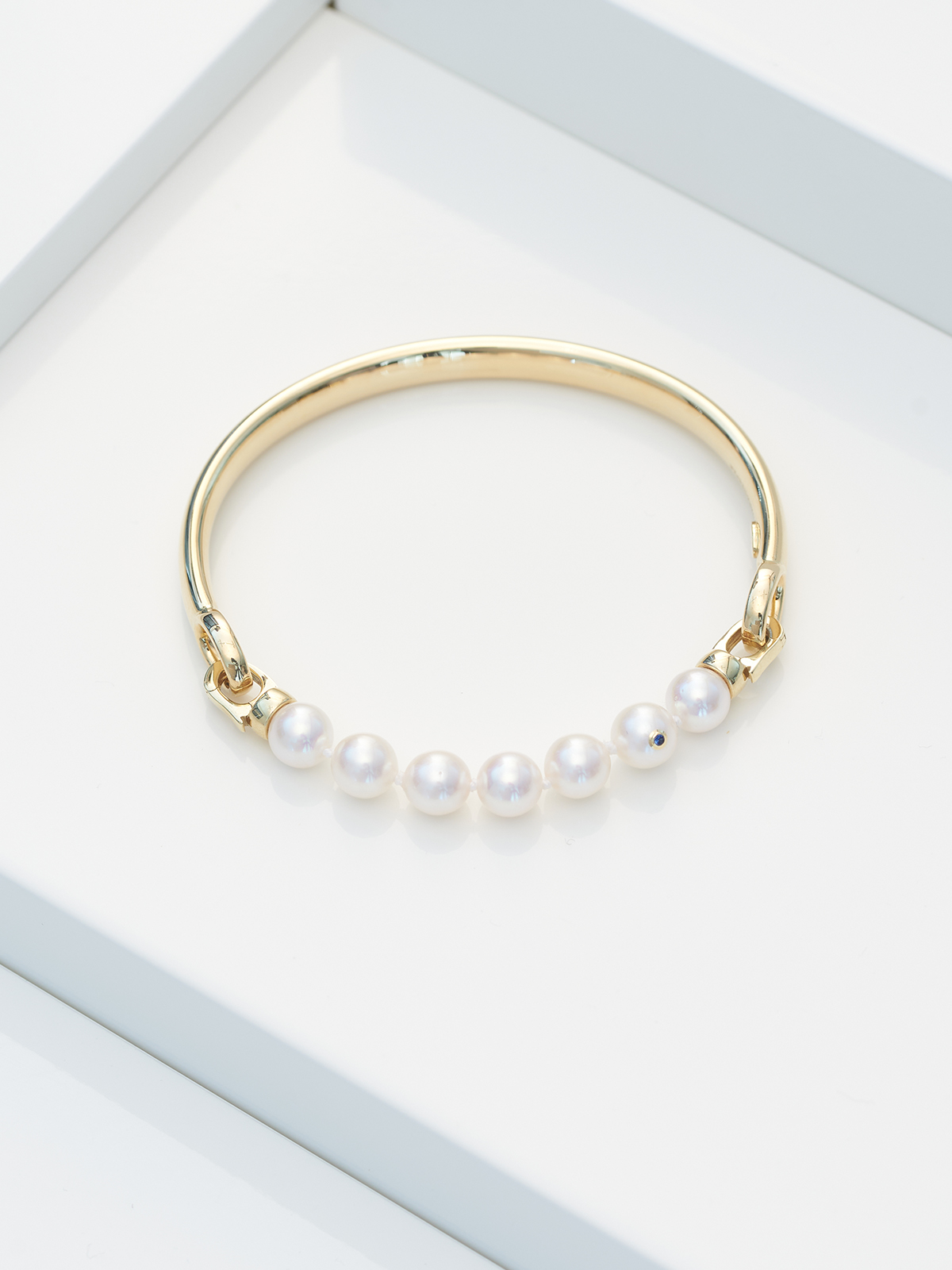 BA14__1_Still Yellow gold bangle with Akoya pearls