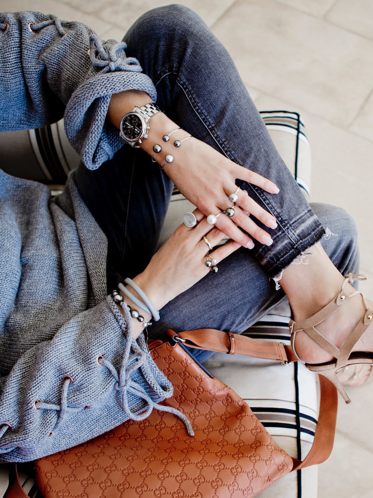 UN130-7b Open designed bangle with black and grey Tahiti pearl