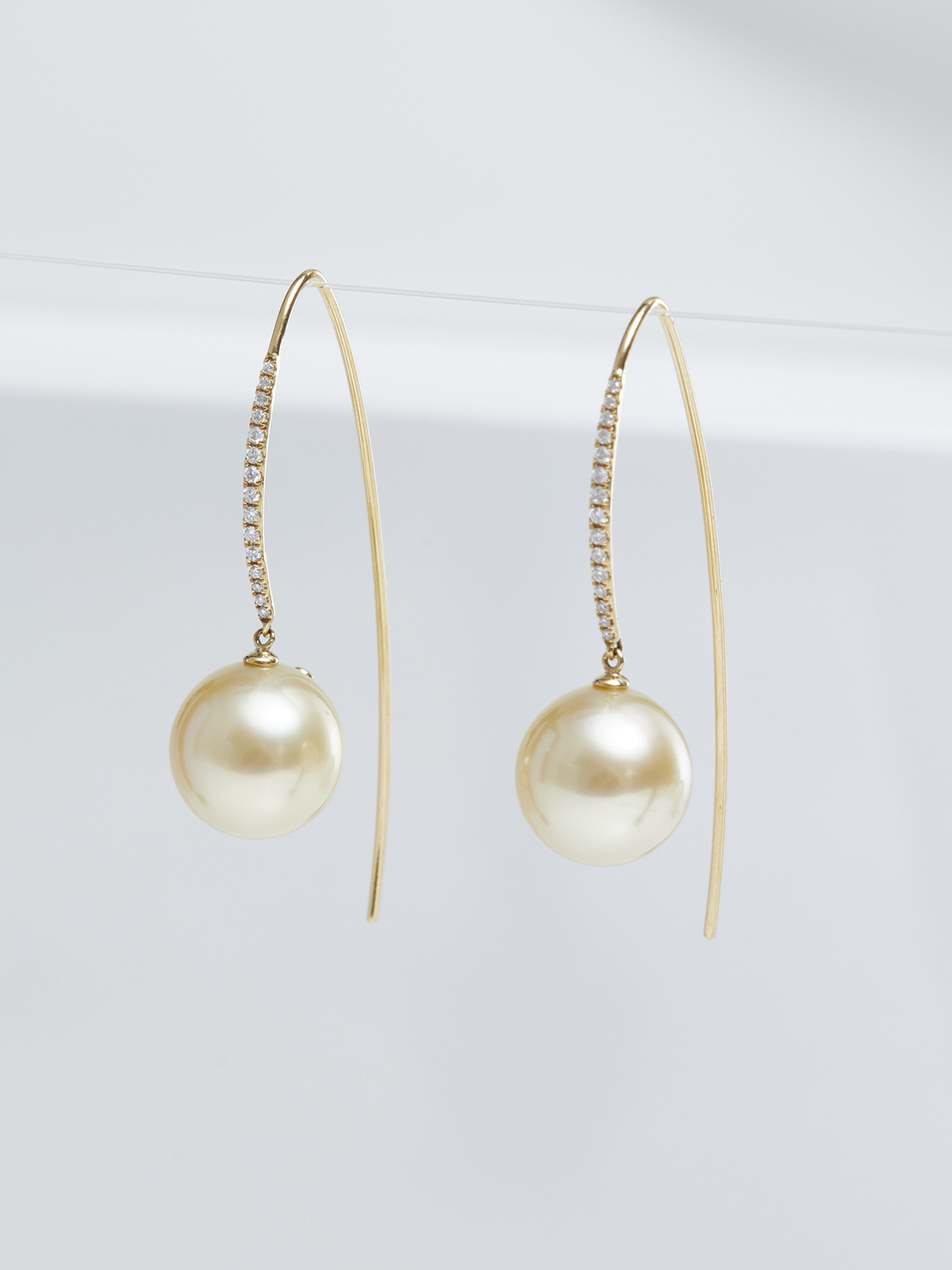 Earrings with golden pearls and diamonds