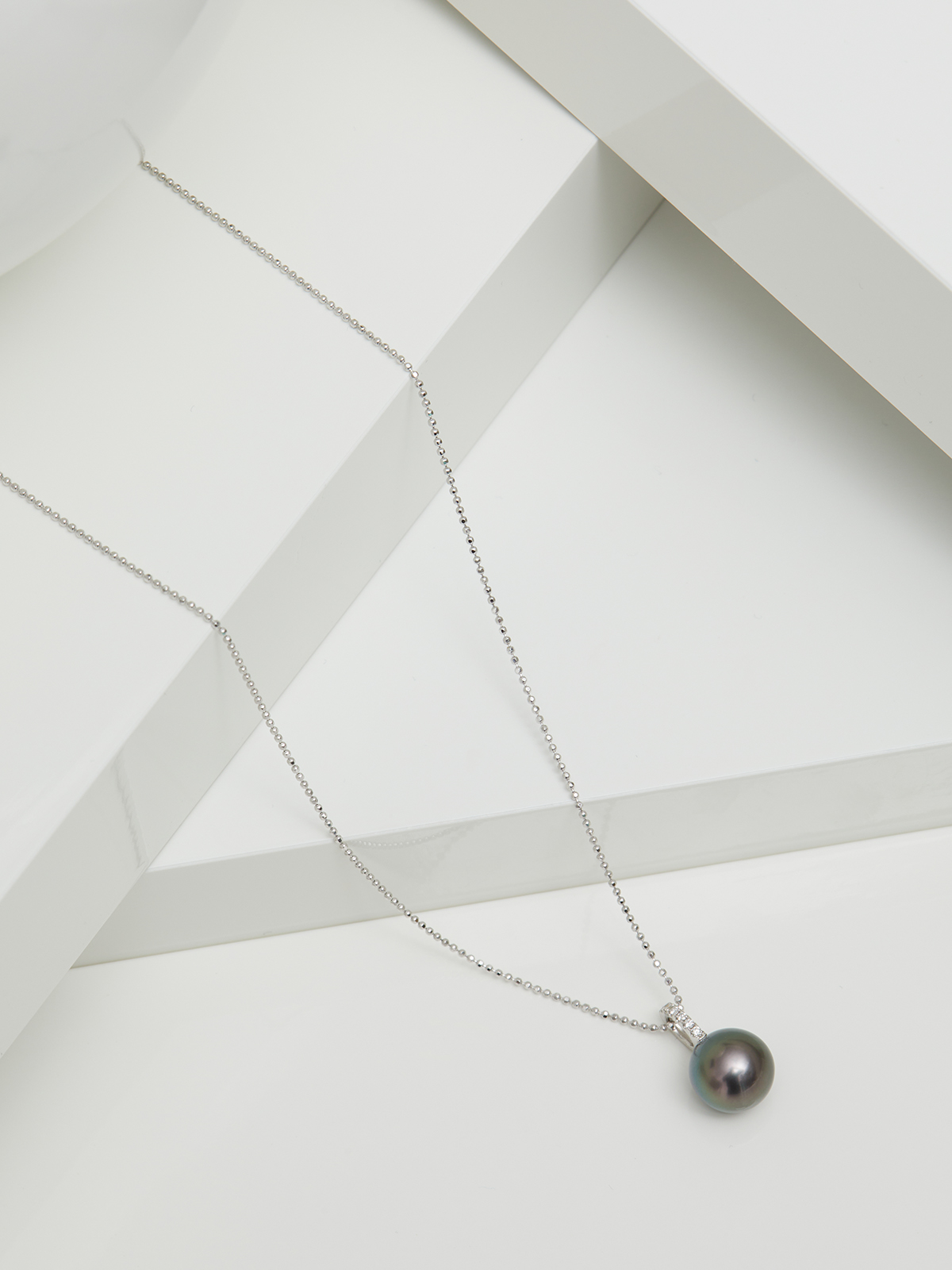 UN175-7__00538 Delicate gold chain with diamond-set pearl pendant