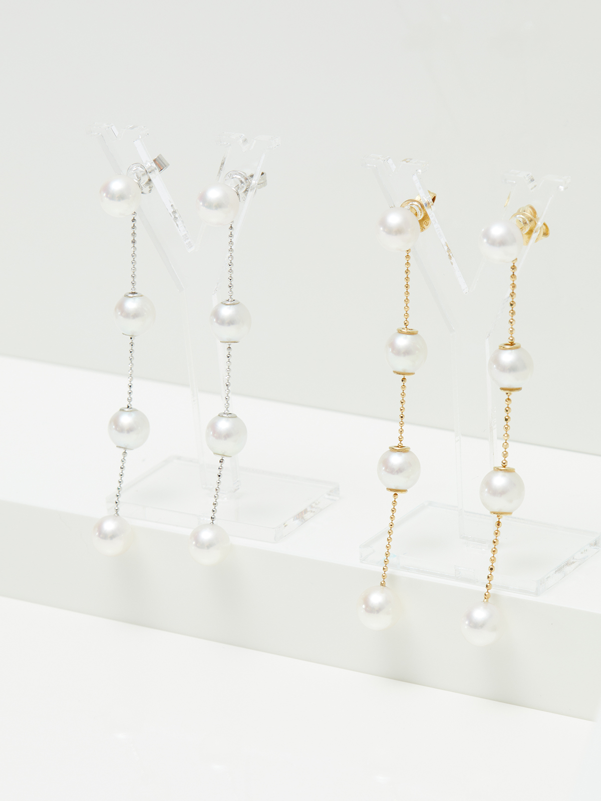 Delicate pearl earrings in yellow gold with Akoya pearls