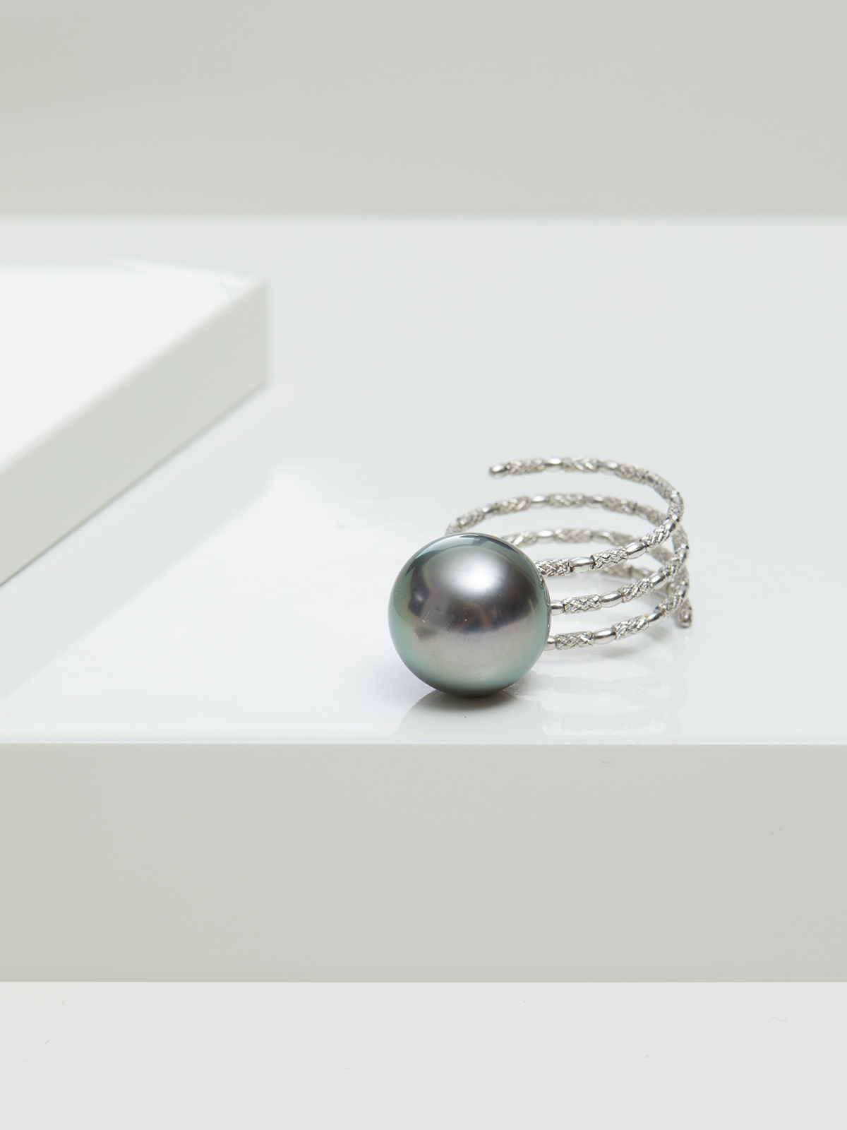 Wrap ring in white gold with dark Tahiti pearl