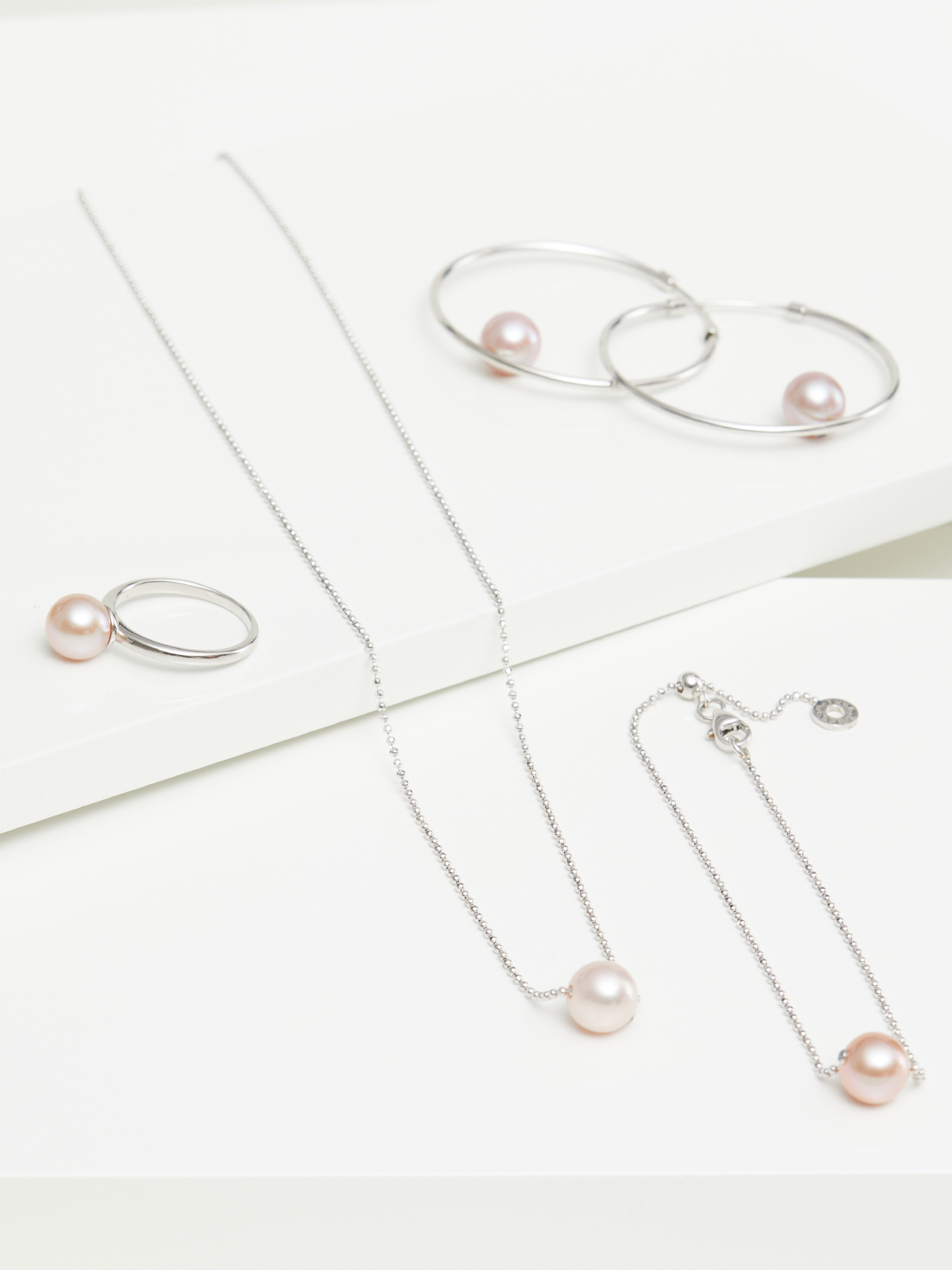 Silver hoop earrings with Freshwater pearls in the natural colour rosé