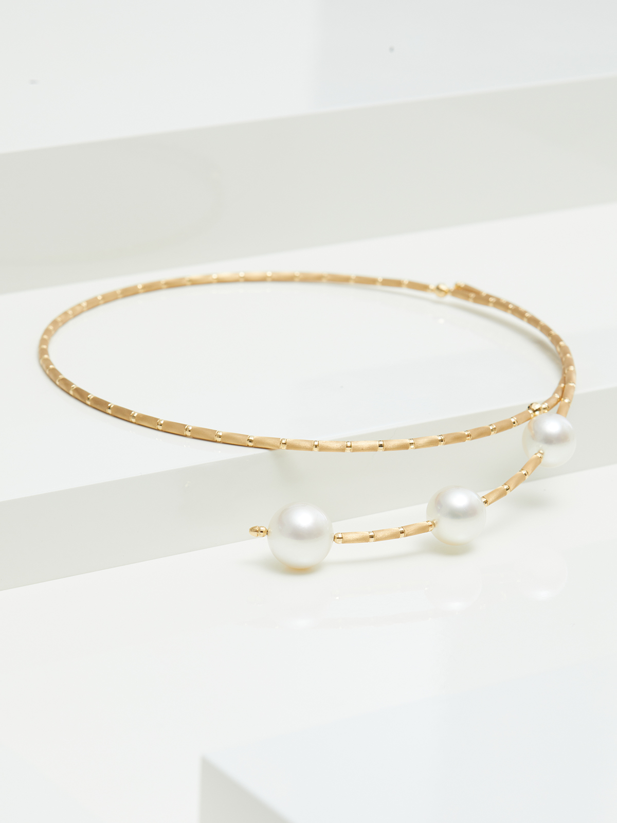 SM1_Still Elegant magnetic pearl choker in yellow gold