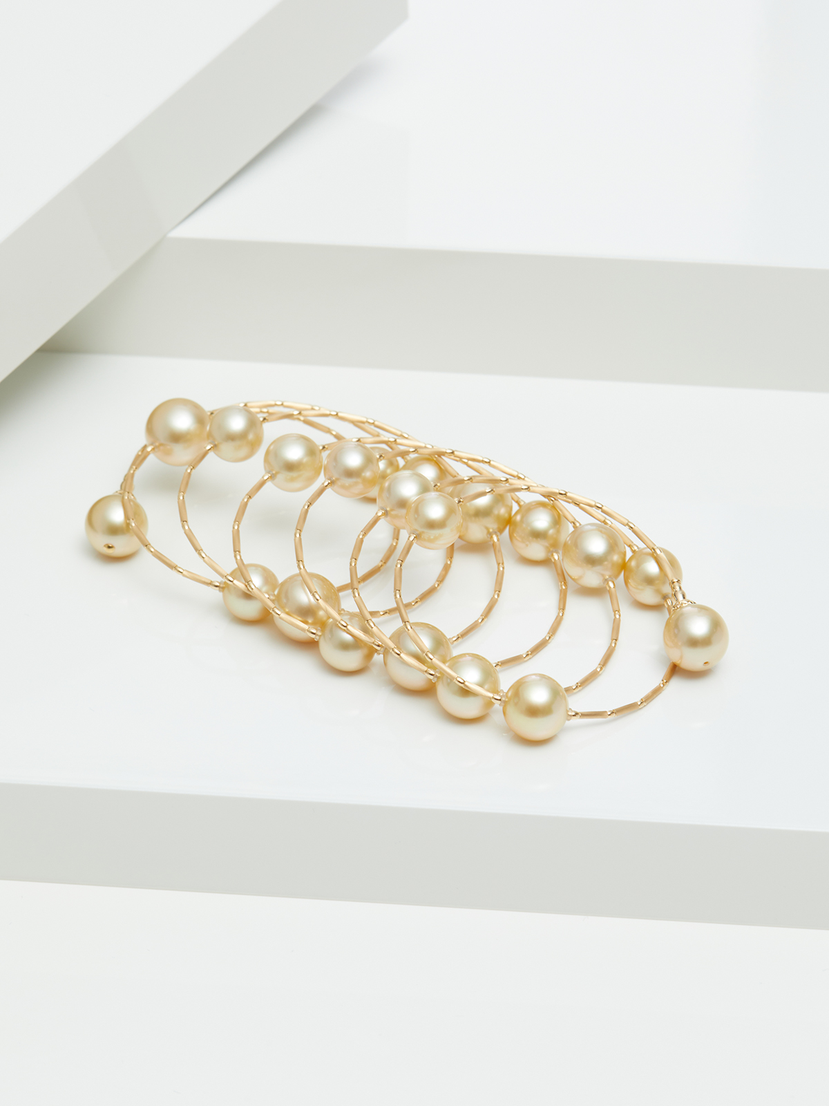 Langes, elegantes Wickelarmband in Gelbgold mit echten Südseeperlen