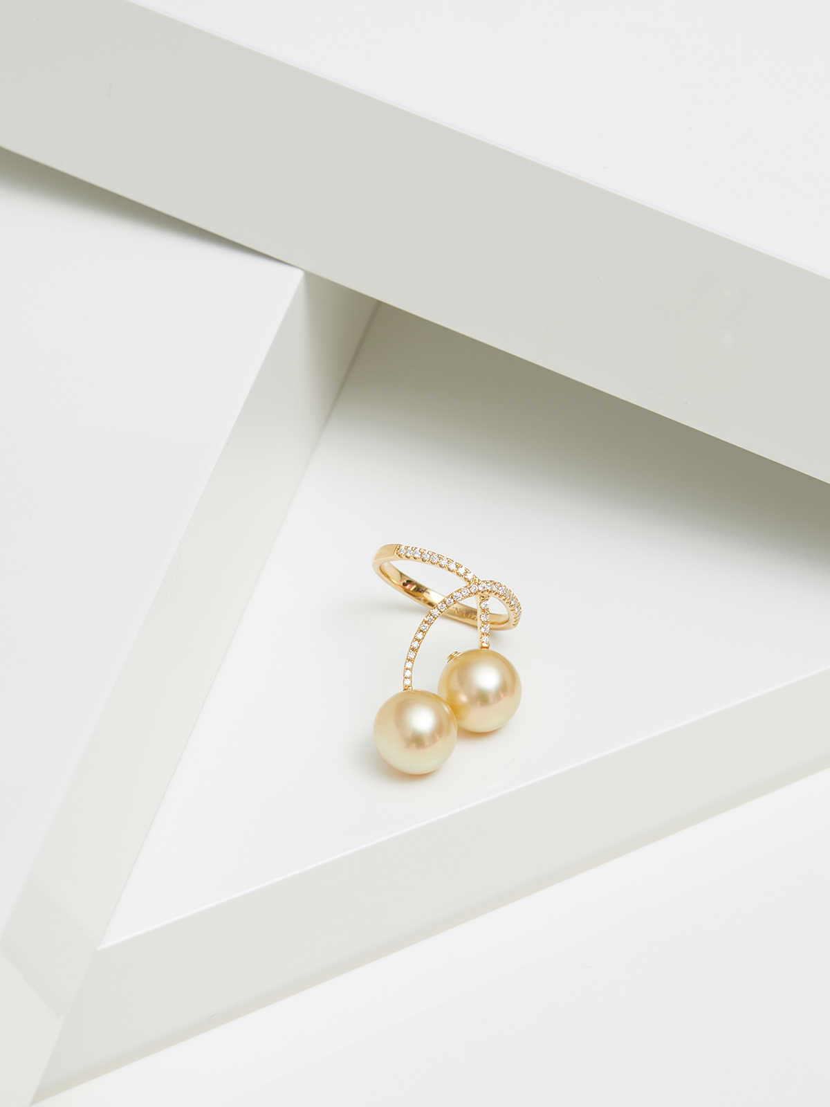 Curved gold ring with gold coloured South Sea pearls and diamonds